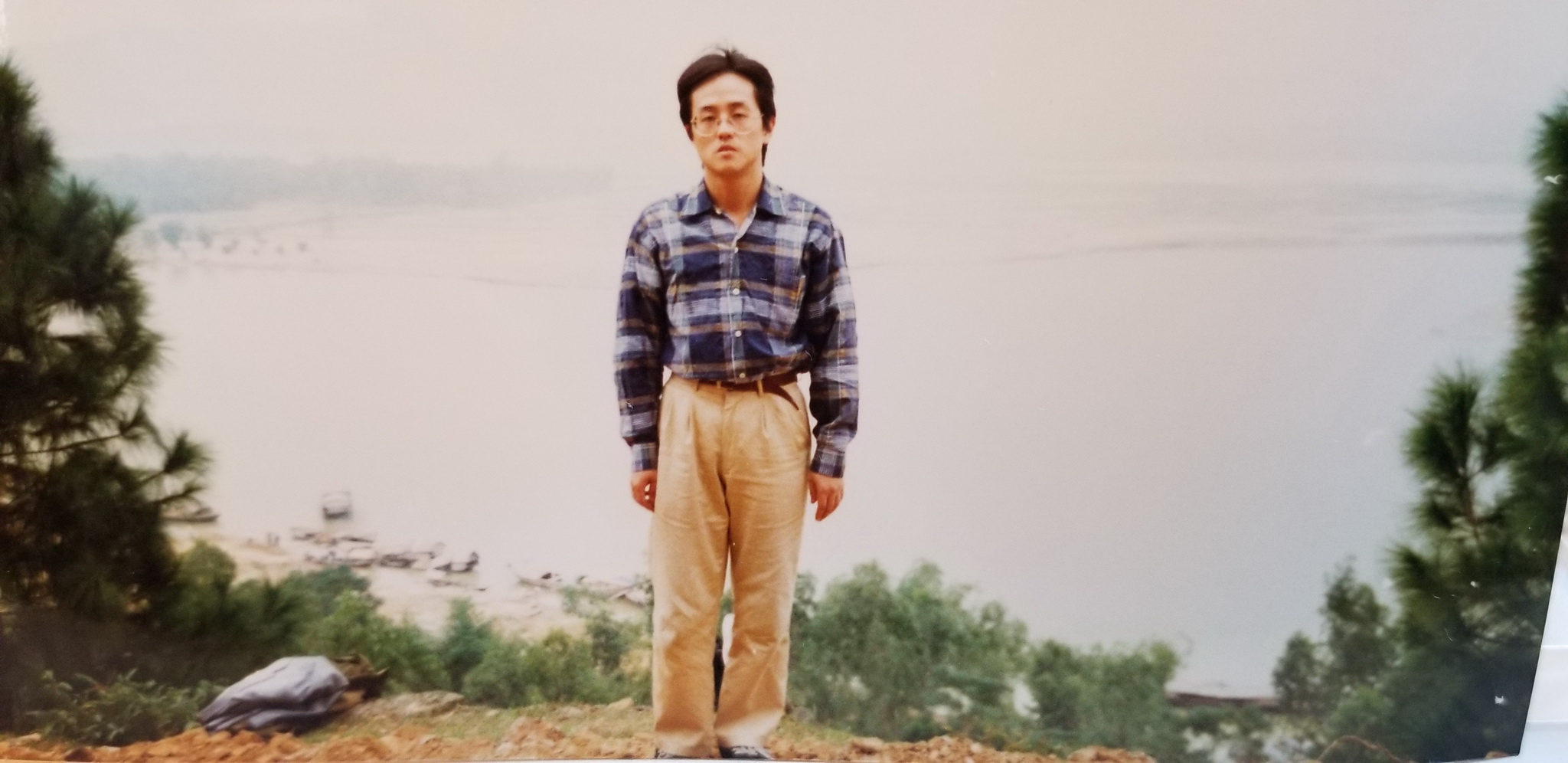 Chàng sinh viên Iwatsuki năm 1997 trong một chuyến về huyện Đức Thọ, Hà Tĩnh  theo lời mời của một người bạn Việt Nam. (Ảnh: Nguyễn Tuyến/Vietnam+)