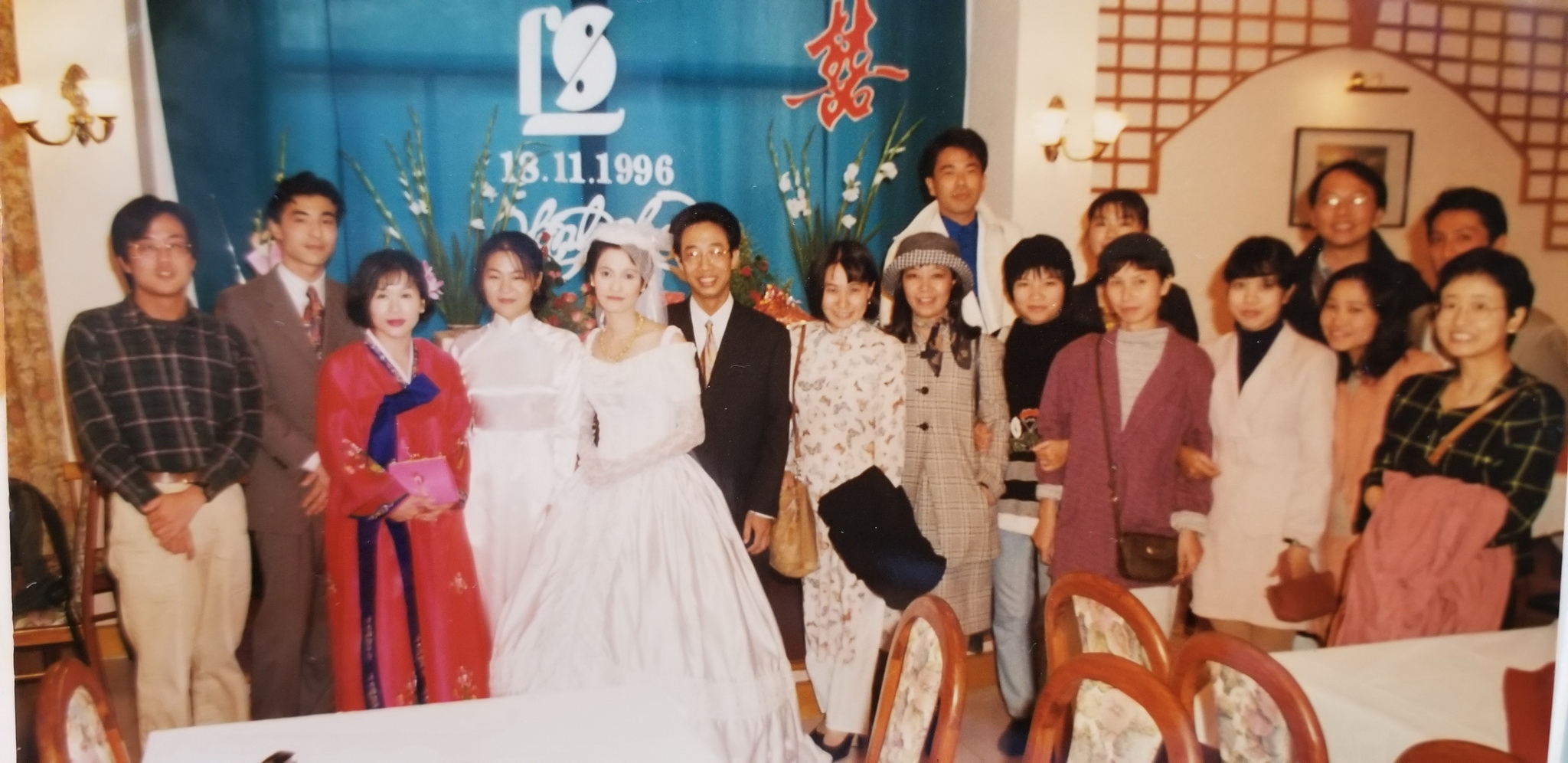 Giáo sư Iwatsuki dự đám cưới một người bạn Việt Nam năm 1996. (Nguồn: Vietnam+)  