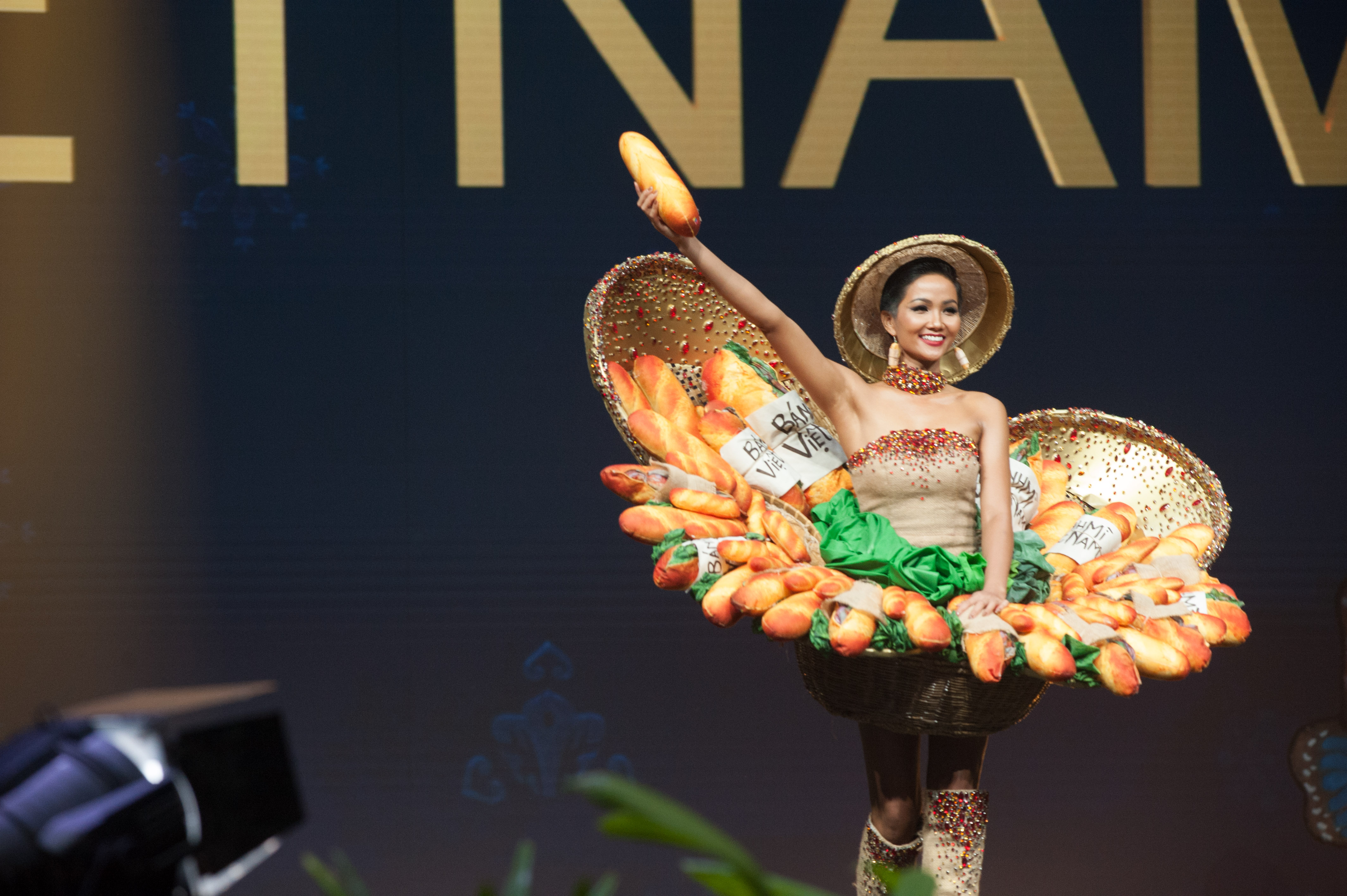 Trang phục độc đáo này đã giúp HHen lọt vào Top 5 Miss Universe 2018. (Ảnh: CTV)