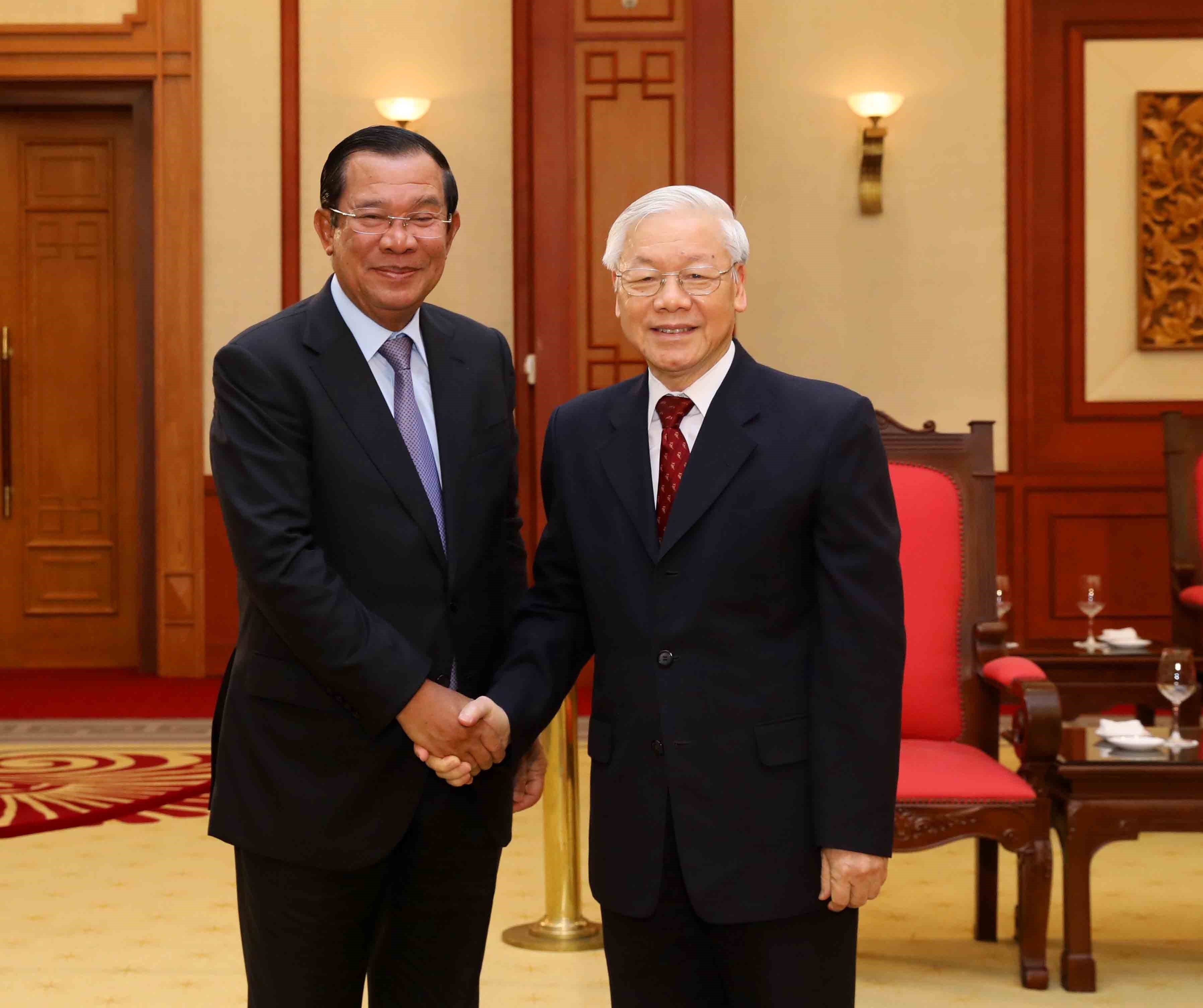 Cambodian Prime Minister Hun Sen (L) meets with Party General Secretary and President Nguyen Phu Trong as part of his visit to Vietnam in December 2018. (Photo: VNA)