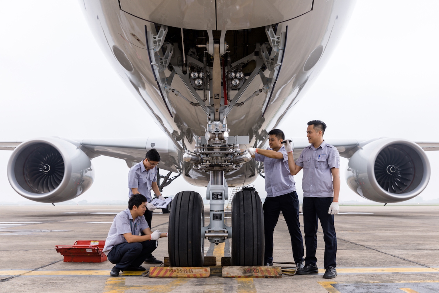 Những kỹ sư bảo dưỡng, sửa chữa máy bay vẫn miệt mài, cần mẫn góp phần cho chuyến bay an toàn. (Ảnh: Minh Tuấn/Vietnam+)