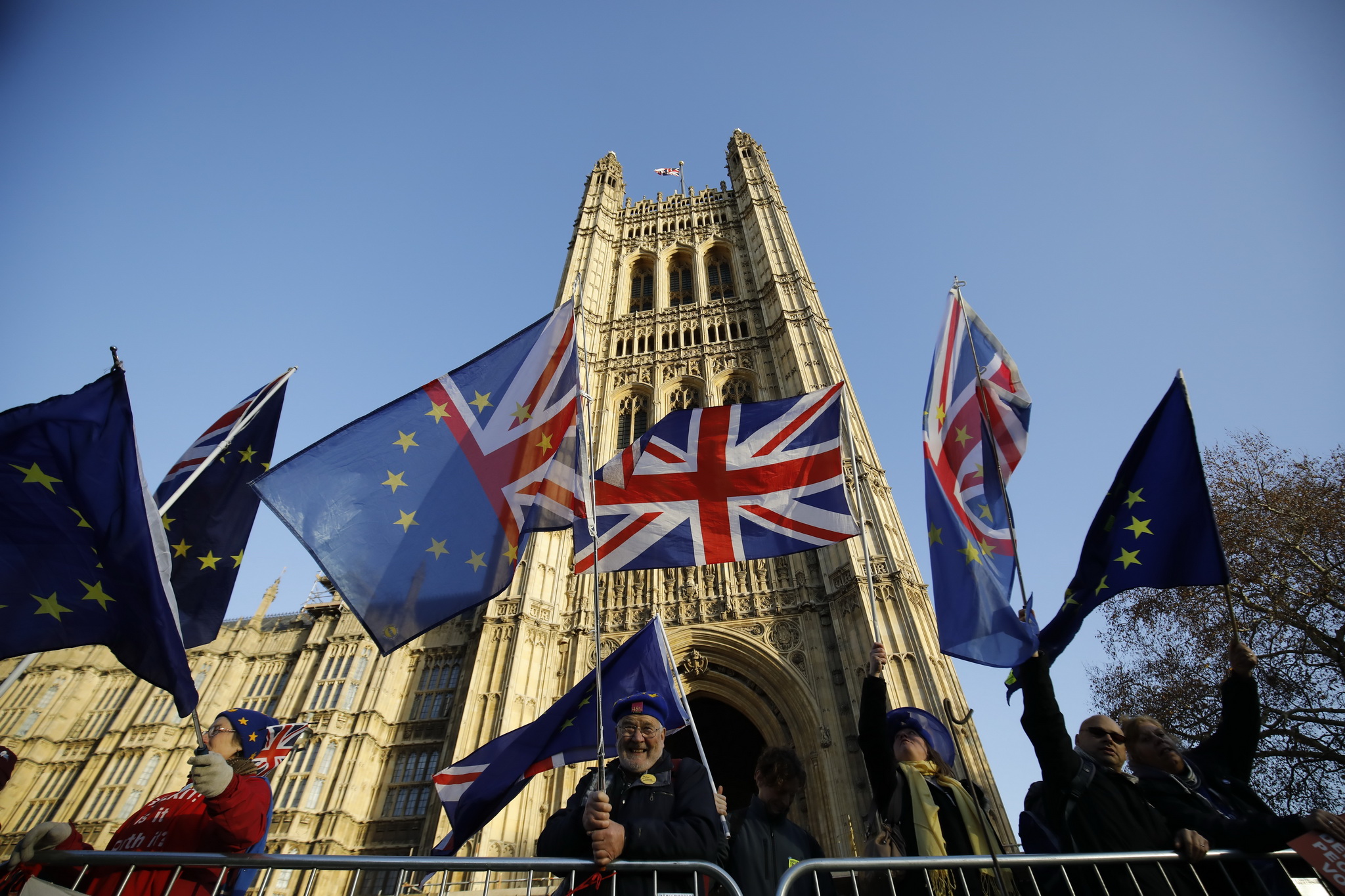 Những người phản đối Brexit mang cờ Anh và cờ Liên minh châu Âu bên ngoài tòa nhà Quốc hội Anh ở London. (Ảnh: AFP/TTXVN)