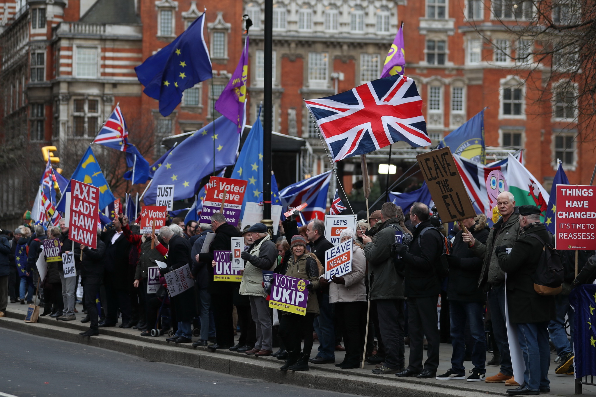 Những người ủng hộ và phản đối Brexit tuần hành bên ngoài Hạ viện Anh tại thủ đô London, ngày 15/1/2019. (Ảnh: THX/TTXVN)
