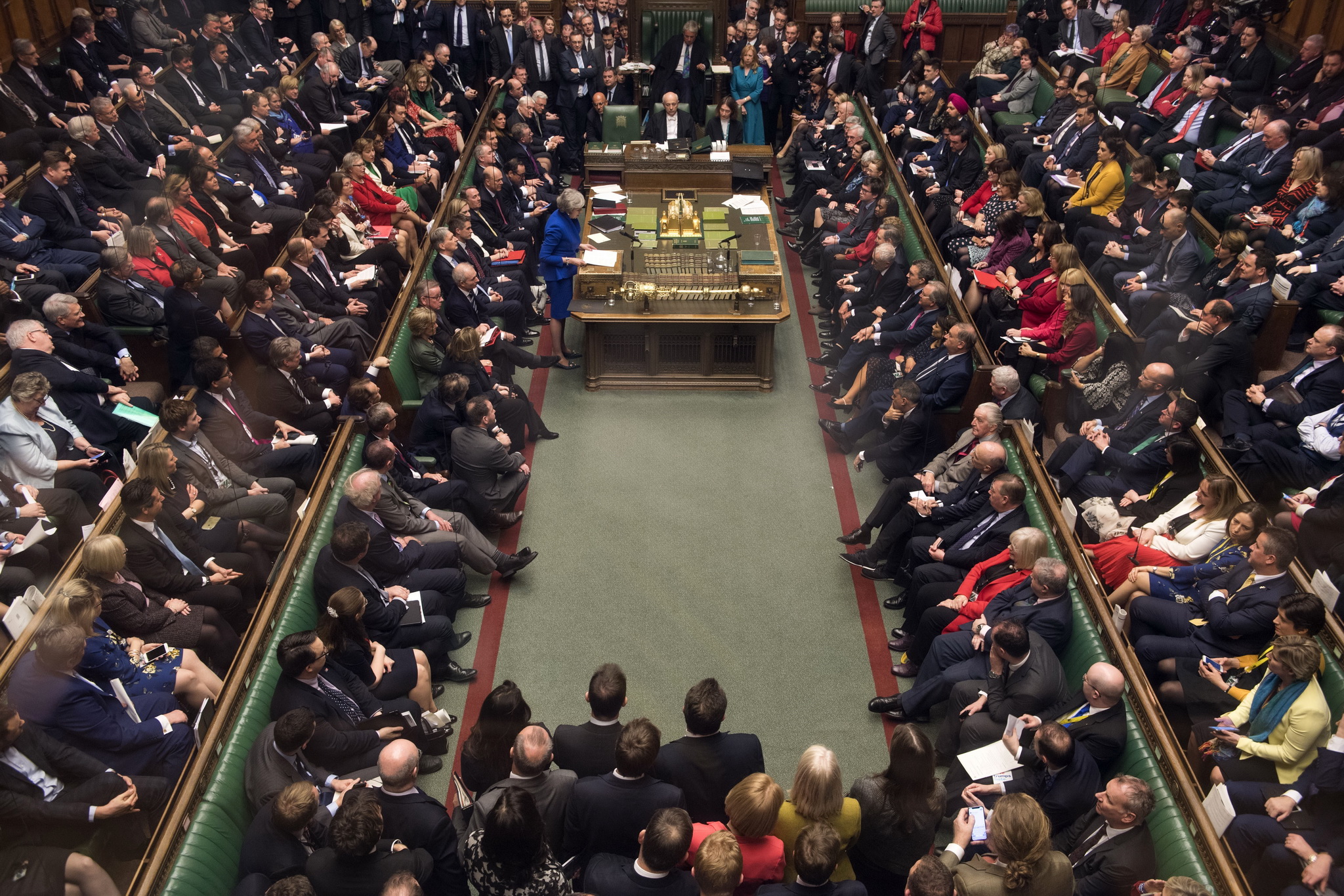 Thủ tướng Anh Theresa May (trái, hàng đầu) phát biểu tại phiên bỏ phiếu tín nhiệm của Hạ viện ở London ngày 16/1/2019. (Ảnh: AFP/TTXVN)