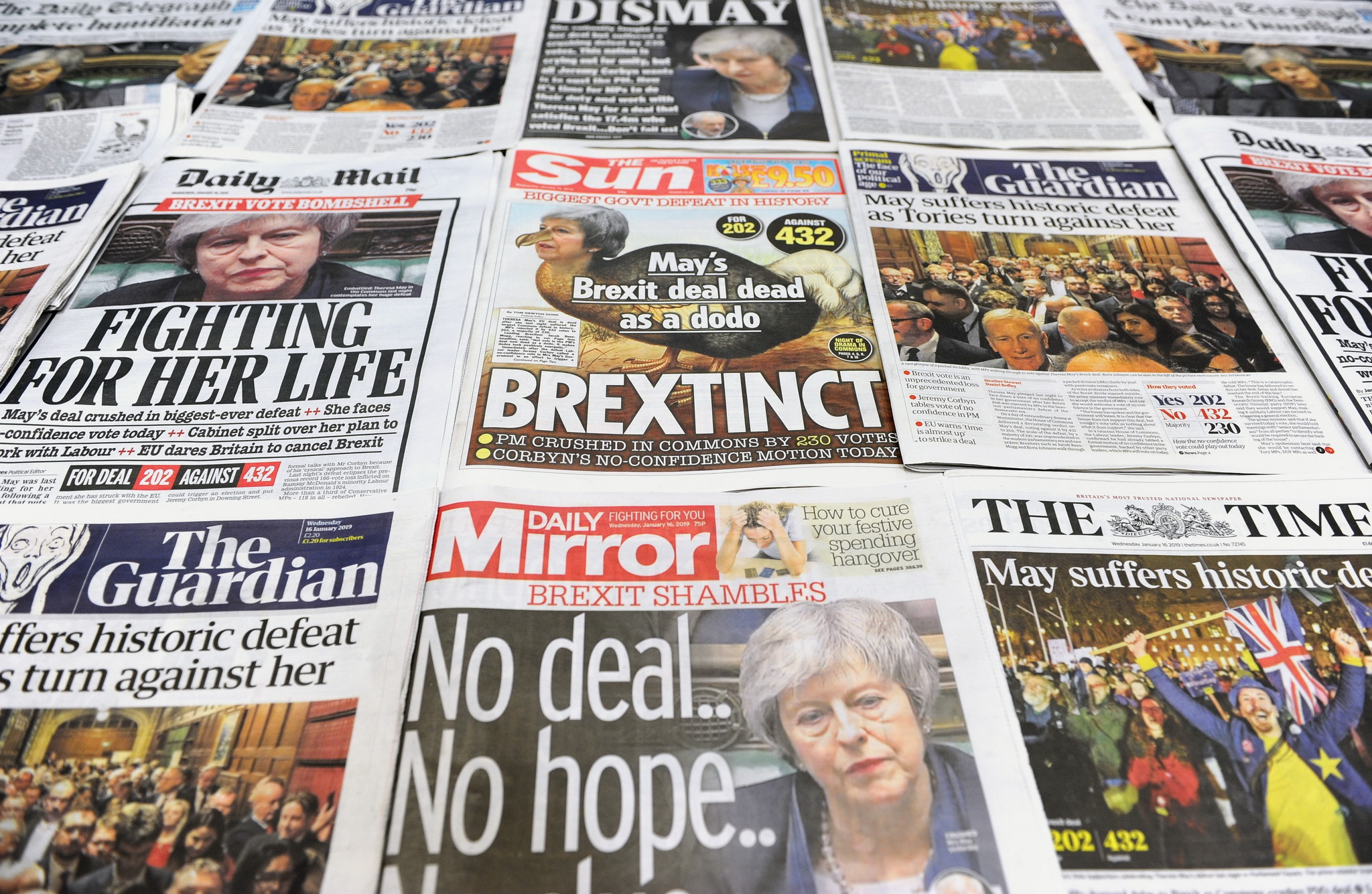 Báo chí đưa tin về kết quả cuộc bỏ phiếu tại Hạ viện Anh về thỏa thuận rời khỏi Liên minh châu Âu (EU). (Ảnh: AFP/TTXVN)