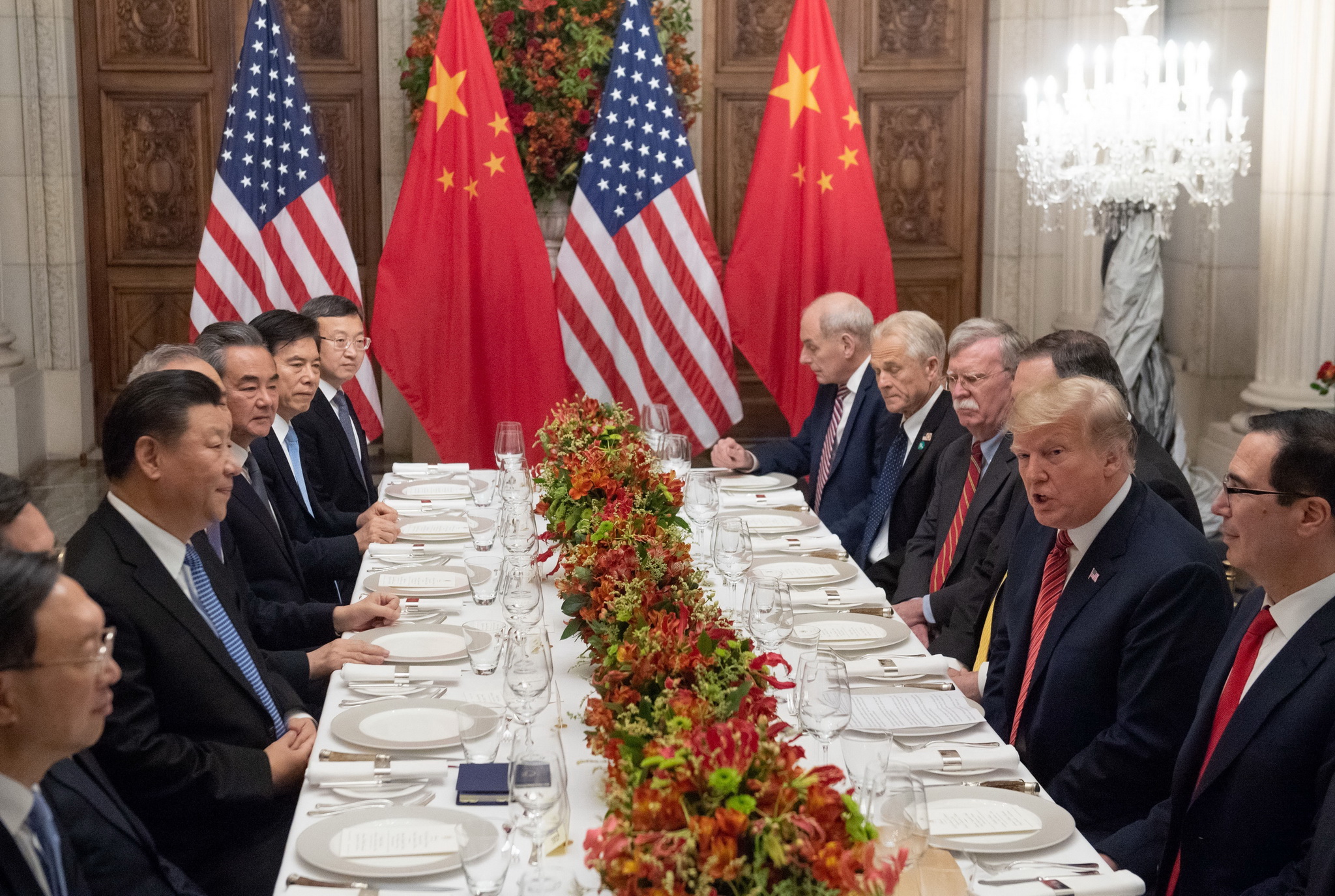 Tổng thống Mỹ Donald Trump (thứ 2, phải) hội đàm với Chủ tịch Trung Quốc Tập Cận Bình (thứ 3, trái) tại Buenos Aires, Argentina ngày 1/12/2018. (Ảnh: AFP/TTXVN)