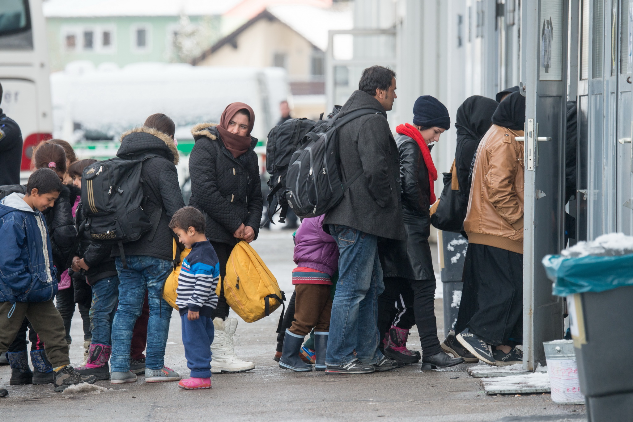 Người tị nạn chờ làm thủ tục đăng ký tại Passau, miền nam Đức. (Ảnh: AFP/TTXVN)