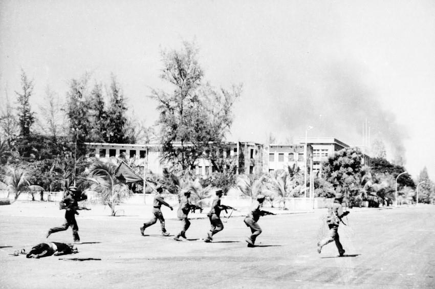 越南志愿军和柬埔寨革命军解放金边。图自越通社