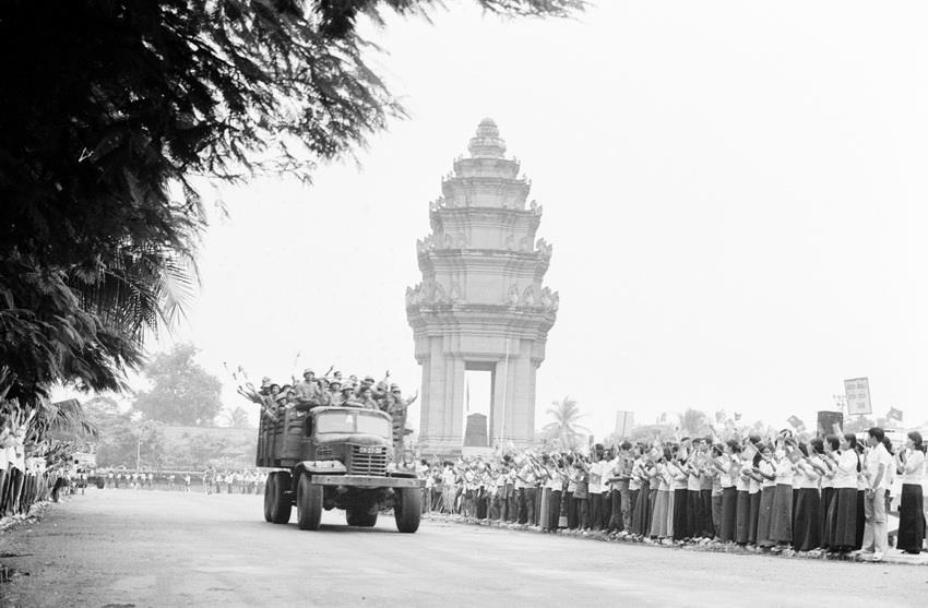 Hàng vạn người dân thủ đô Phnom Penh đứng dọc 2 bên đường, lưu luyến tiễn đưa quân tình nguyện Việt Nam hoàn thành nghĩa vụ quốc tế trở về nước, tháng 6/1984. (Ảnh: TTXVN)