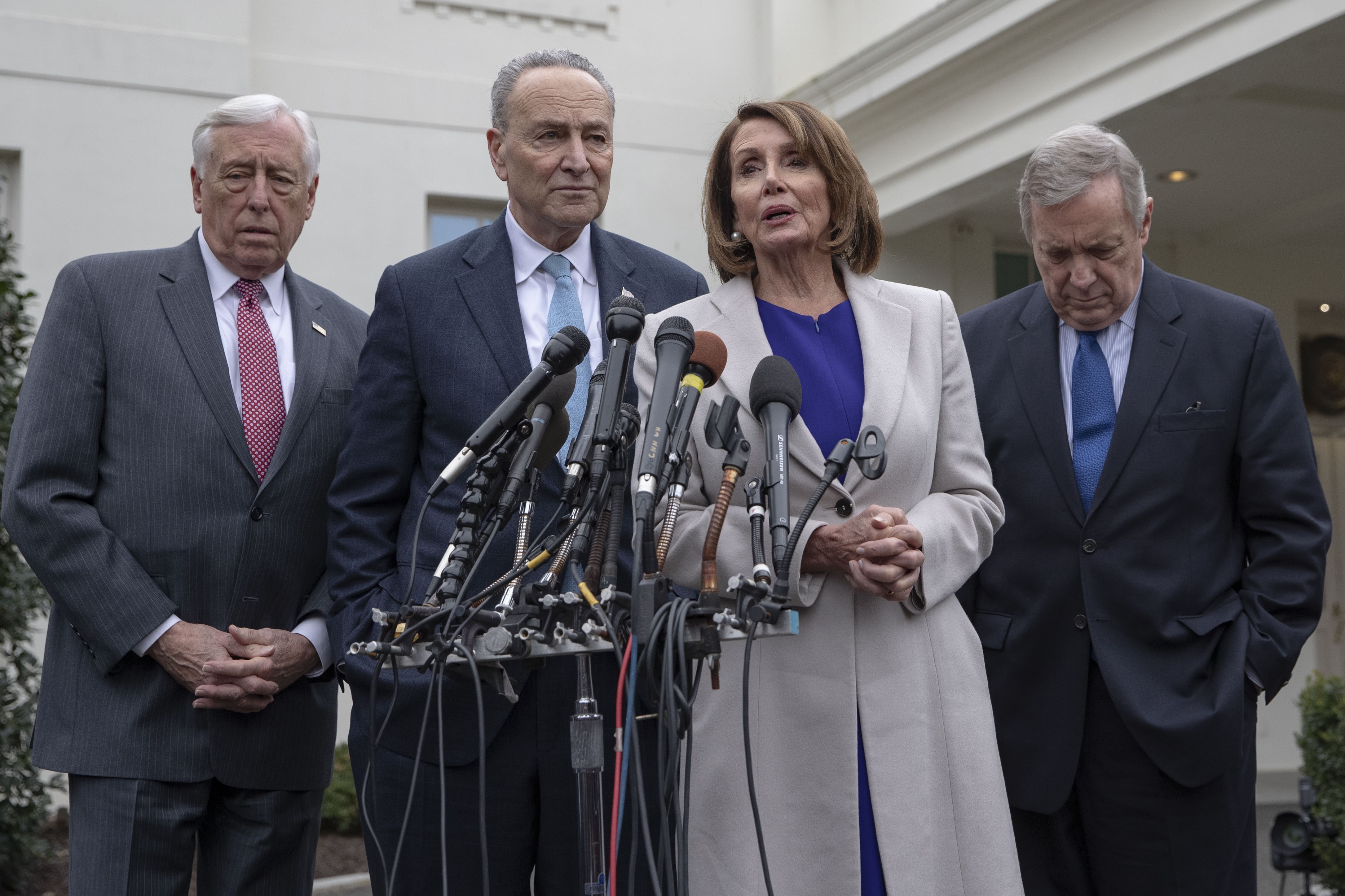 Chủ tịch Hạ viện Mỹ Nancy Pelosi (thứ 2, phải) trong cuộc họp báo tại Nhà Trắng ngày 4/1/2019. (Nguồn: AFP/TTXVN)
