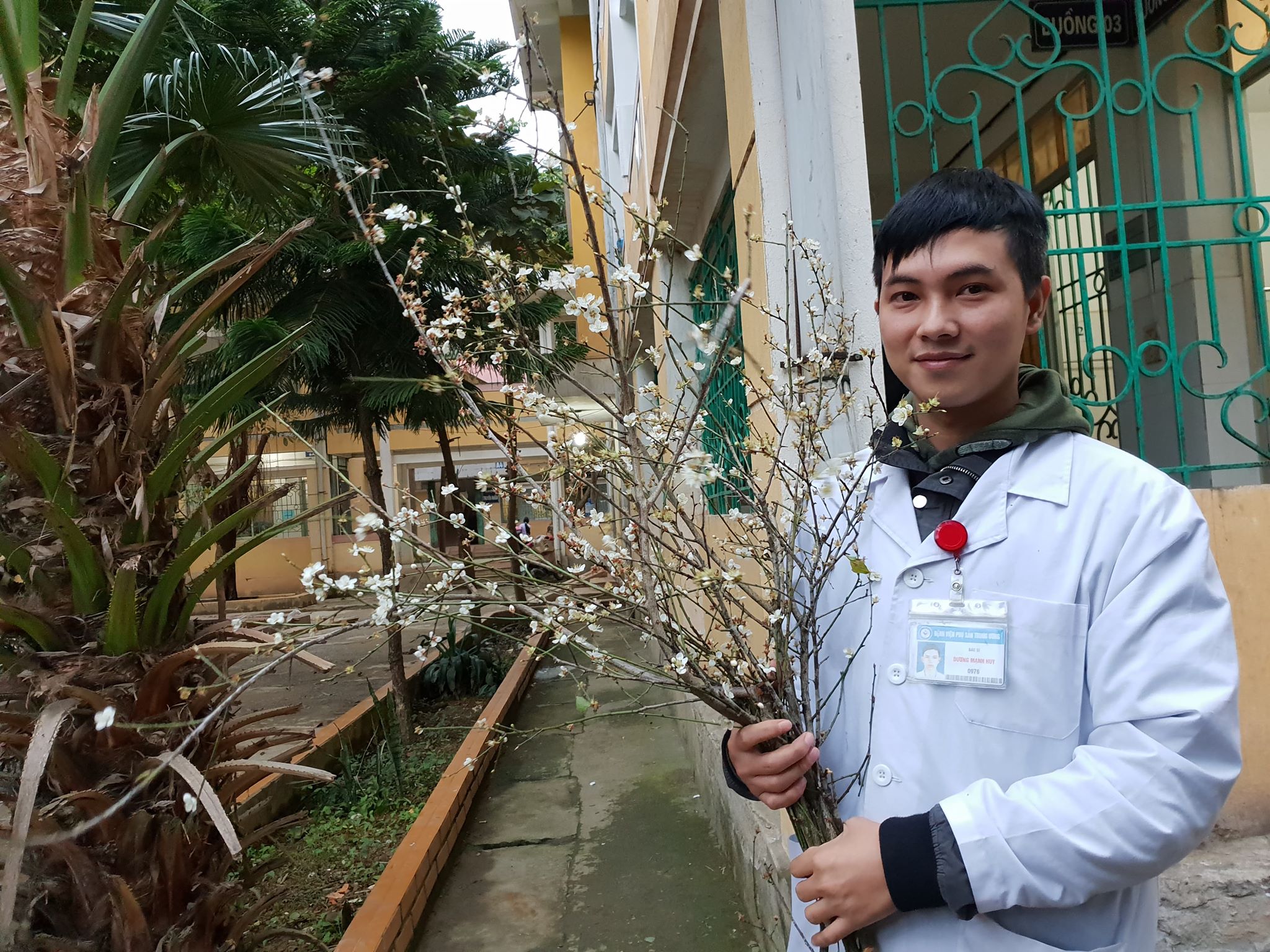 Bác sỹ trẻ Dương Mạnh Huy với một cái Tết thật đặc biệt tại Bệnh viện đa khoa huyện Bảo Lạc. (Ảnh: T.G/Vietnam+)