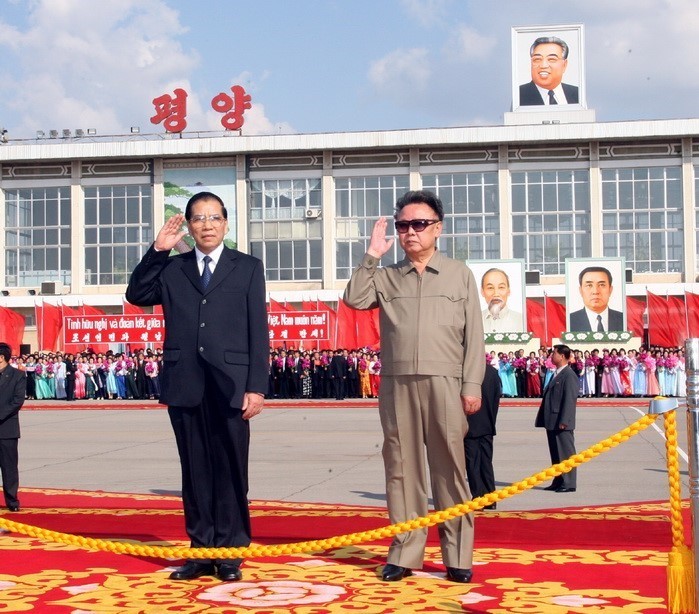 Tổng Bí thư Nông Đức Mạnh và Tổng Bí thư Đảng Lao động Triều Tiên Kim Jong-il tại Lễ đón ở sân bay quốc tế Sunan (Bình Nhưỡng), ngày 16/10/2007, trong chuyến thăm hữu nghị chính thức CHDCND Triều Tiên từ ngày 16-18/10/2007. Ảnh: Đinh Xuân Tuân – TTXVN