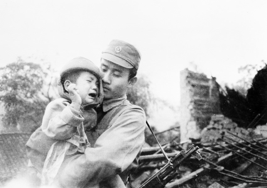 Chiến sĩ biên phòng Ngô Duy Nhung cứu sống kịp thời cháu bé này từ trong đống đổ nát.