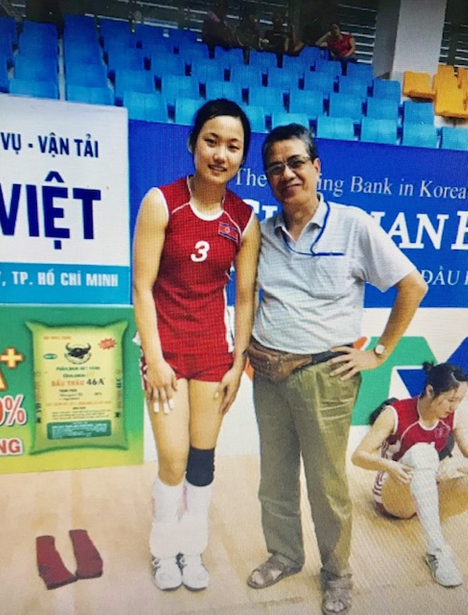 Nhà báo Nguyễn Lưu chụp ảnh cùng vận động viên bóng chuyền Jong Jin Sim. (Ảnh: Nhân vật cung cấp)