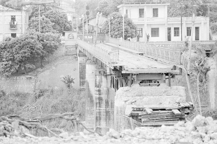Cầu Hồ Kiều ở thị xã Lào Cai, tỉnh Hoàng Liên Sơn (nay là tỉnh Lào Cai) bị địch dùng thuốc nổ phá sập khi rút lui, cuối tháng 3/1979. (Ảnh: TTXVN)