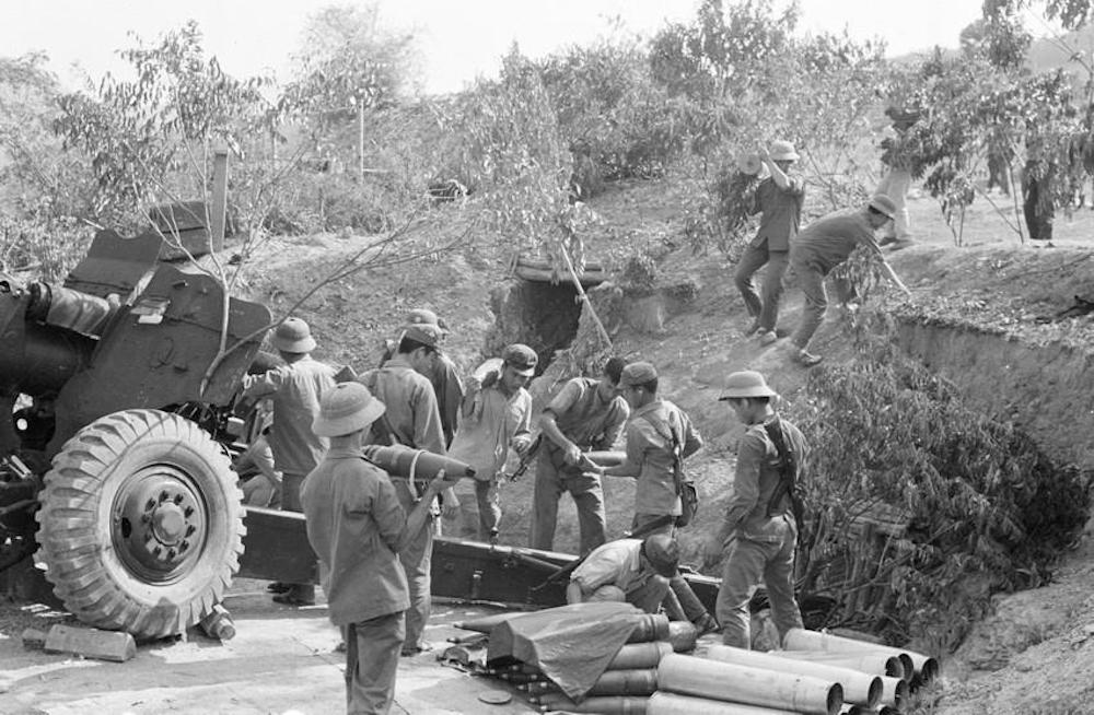 Dân quân huyện Văn Quán (Lạng Sơn) vừa bám trụ chiến đấu vừa tổ chức vận chuyển đạn kịp thời đến trận địa phục vụ bộ đội pháo binh tiêu diệt địch. (Ảnh: TTXVN)