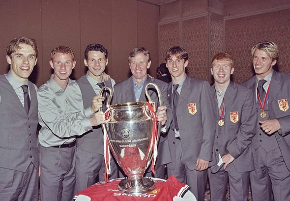 Từ trái qua là Phil Neville, Nicky Butt, Ryan Giggs, Eric Harrison, Gary Neville, Paul Scholes và Beckham với chiếc Cúp Champions League năm 1999. (Nguồn: Instagram của Beckham)