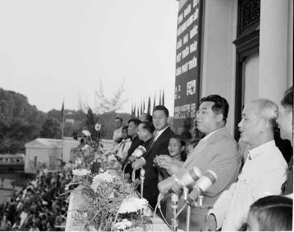 Ngày 29/11/1958, Chủ tịch Hồ Chí Minh và Thủ tướng Triều Tiên Kim Nhật Thành tham dự Lễ mit tinh trọng thể của nhân dân Thủ đô Hà Nội chào mừng chuyến thăm hữu nghị Việt Nam của Thủ tướng Kim Nhật Thành từ 27/11 đến 3/12/1958. (Ảnh: TTXVN)