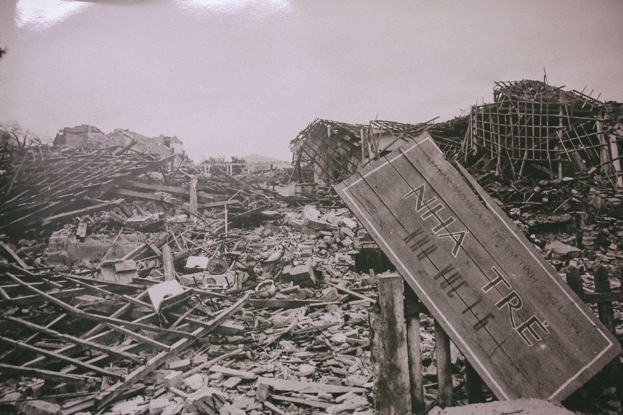 Khung cảnh hoang tàn tại thị xã vùng biên do nhiếp ảnh gia Mạnh Thường ghi lại vào năm 1979. 