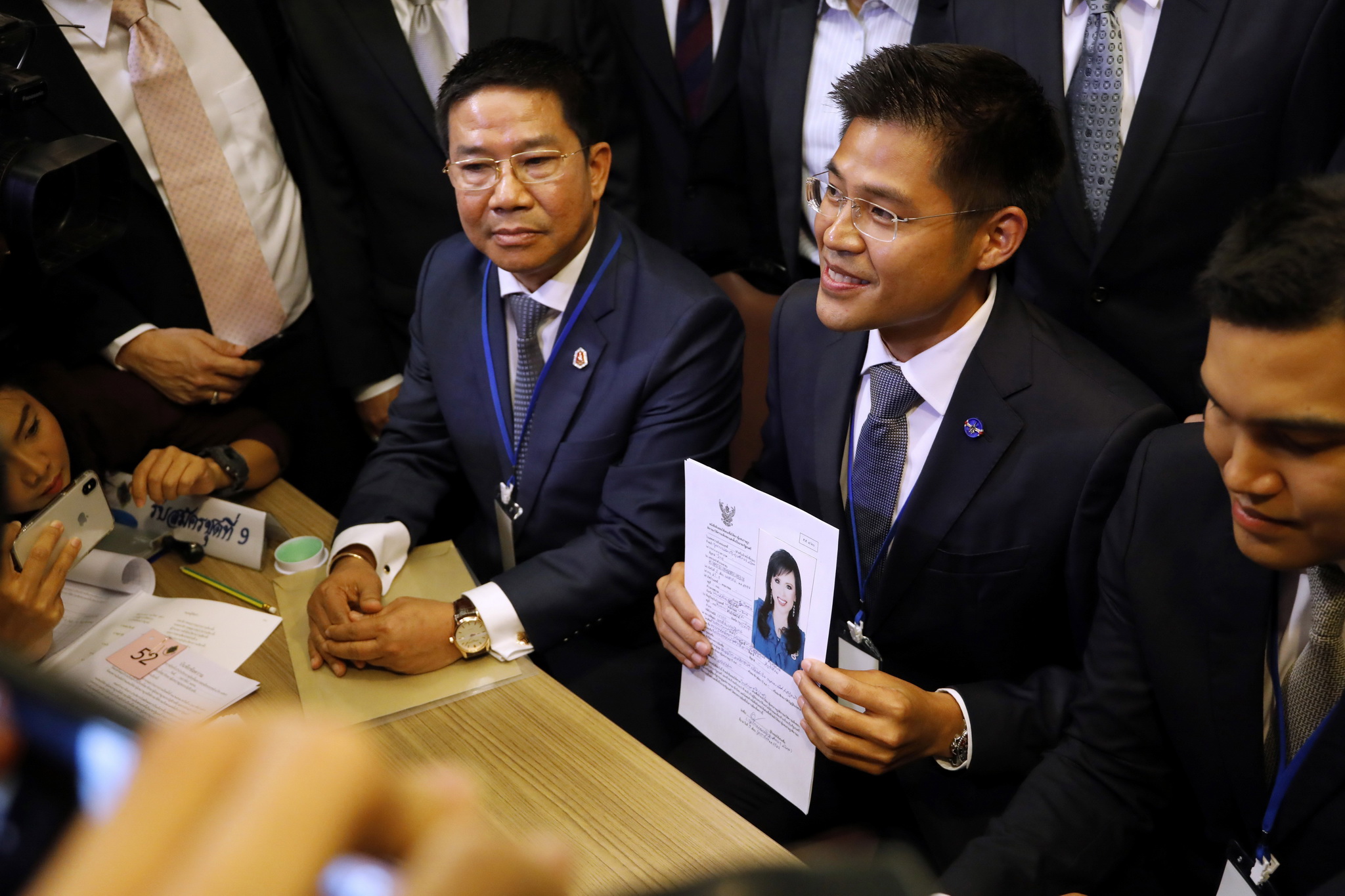 Thành viên đảng Thai Raksa Chart đệ trình hồ sơ của Công chúa Ubolratana ứng cử vị trí Thủ tướng nếu đảng này giành chiến thắng trong cuộc tổng tuyển cử ngày 24/3 tới, tại Bangkok ngày 8/2/2019. (Ảnh: AFP/TTXVN)