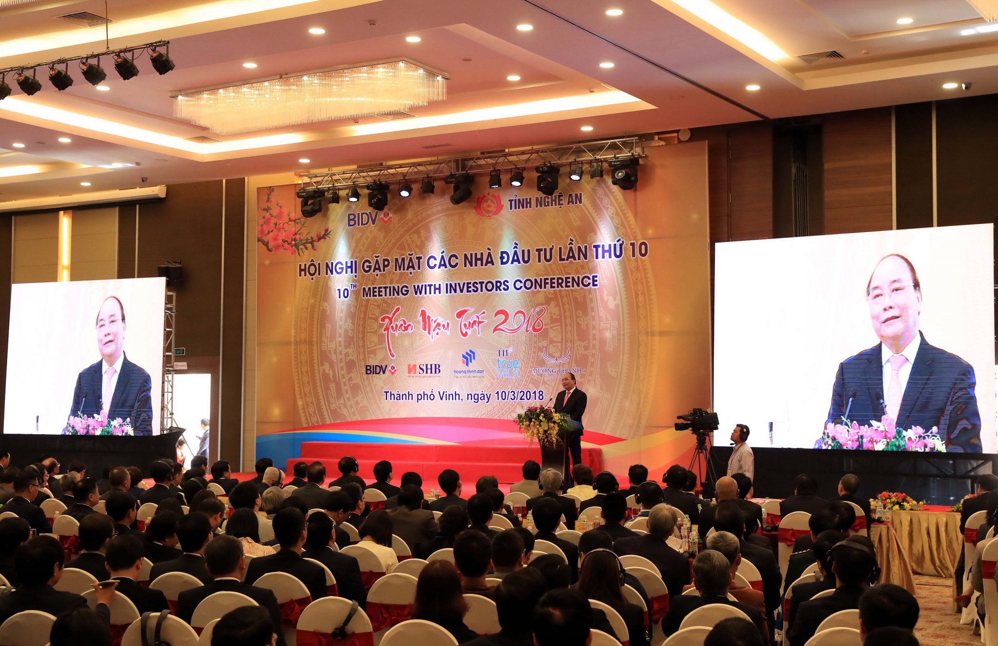 Thủ tướng Nguyễn Xuân Phúc đến dự Hội nghị gặp mặt các nhà đầu tư lần thứ 10 năm 2018 tại thành phố Vinh, tỉnh Nghệ An. (Ảnh: Thống Nhất/TTXVN)