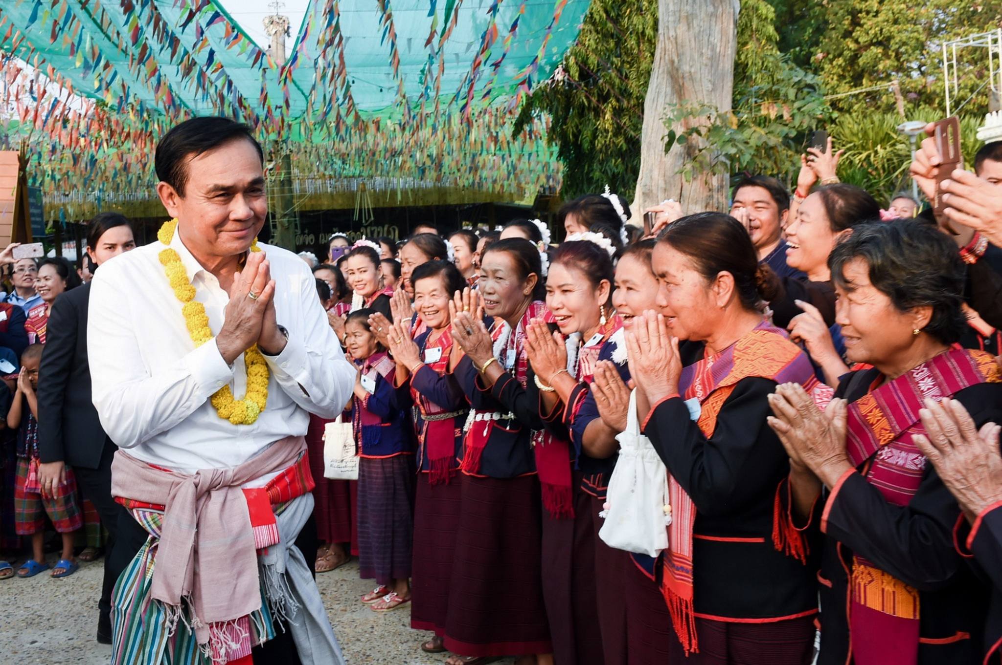 Thủ tướng Thái Lan Prayut Chan-O-Cha (trái) trong chuyến thăm Mukdahan,Thái Lan, ngày 6/2. (Ảnh: AFP/TTXVN)