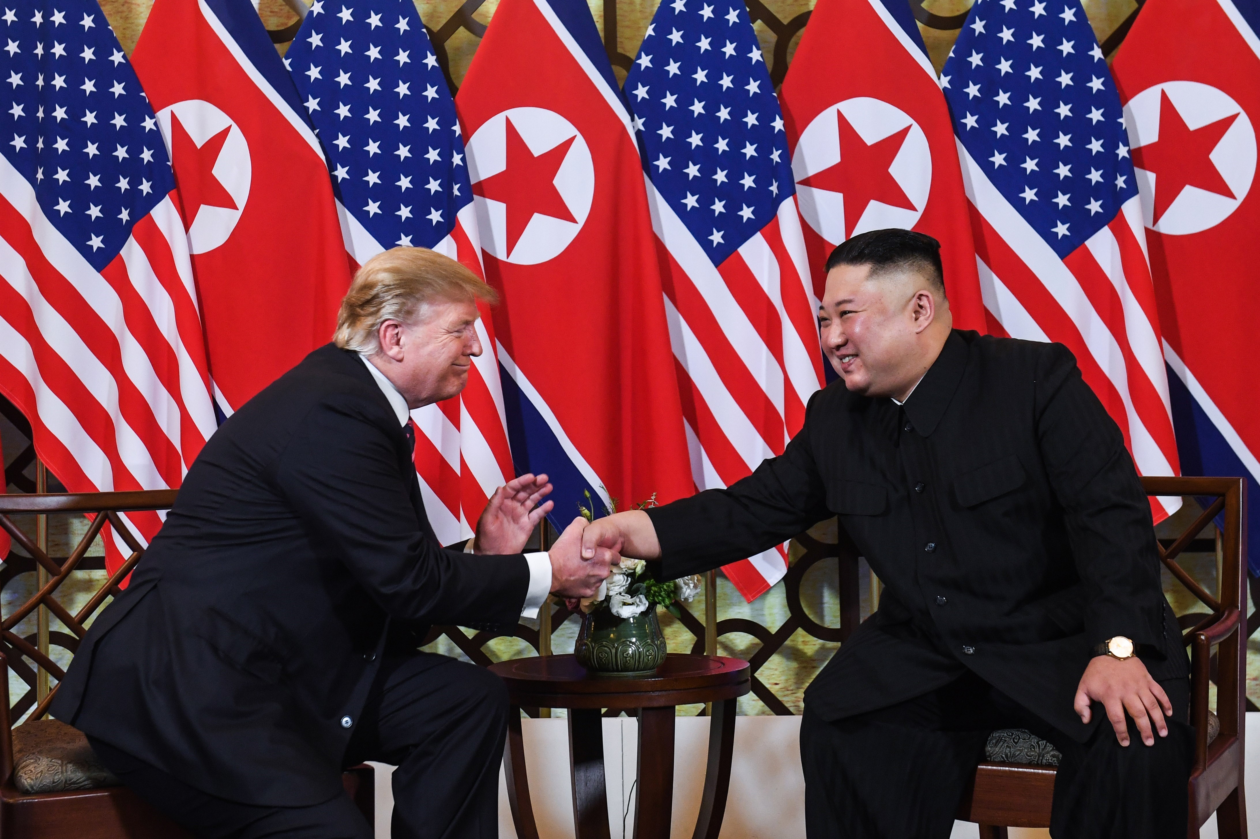 Tổng thống Mỹ Donald Trump (trái) và Chủ tịch Triều Tiên Kim Jong-un trong cuộc gặp đầu tiên tại Hội nghị thượng đỉnh Mỹ-Triều lần thứ hai tại Hà Nội ngày 27/2/2019. (Nguồn: AFP/TTXVN)