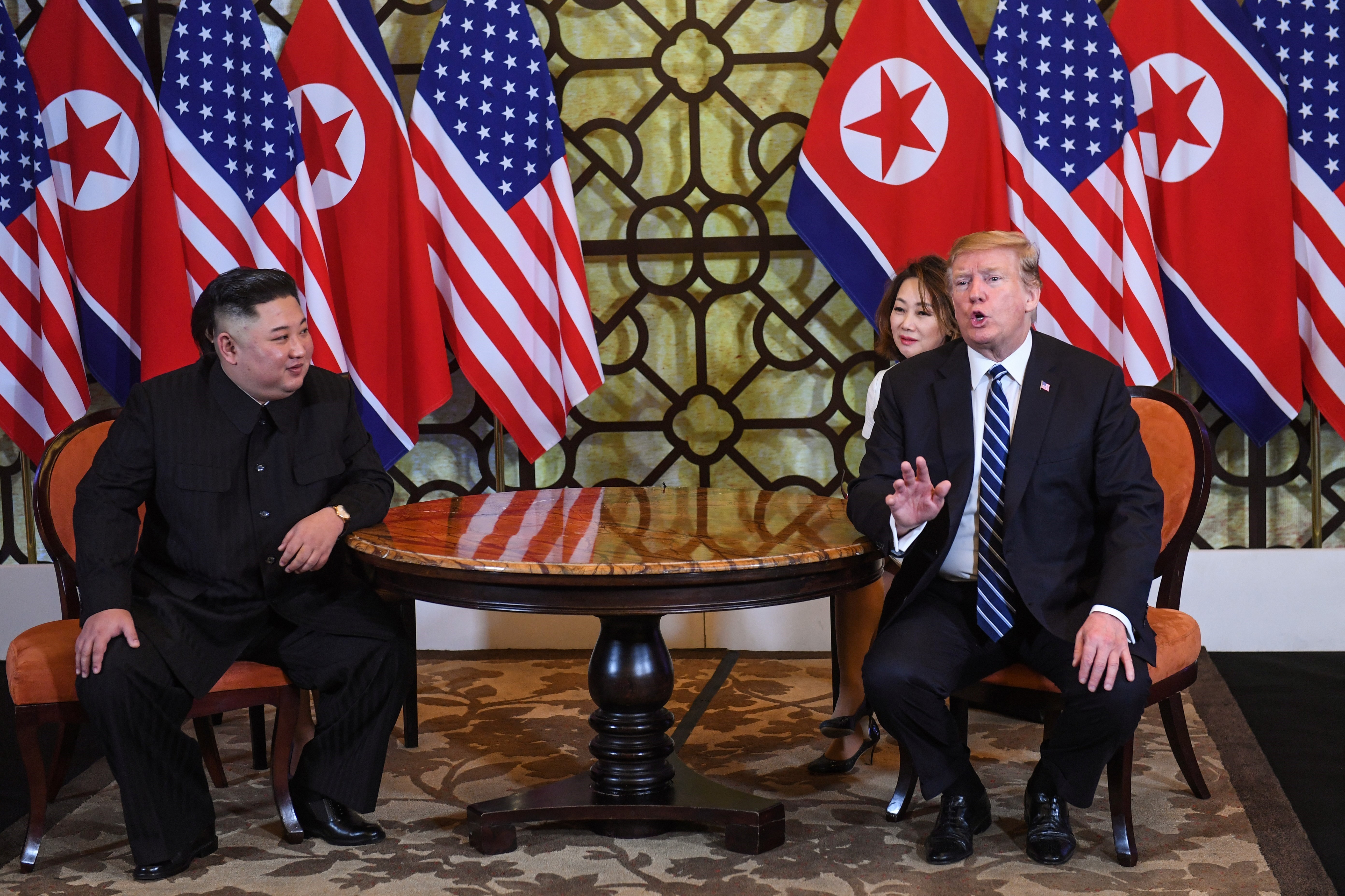 Tổng thống Mỹ Donald Trump (phải) và Chủ tịch Triều Tiên Kim Jong-un trong cuộc gặp riêng tại ngày làm việc thứ hai của Hội nghị thượng đỉnh Mỹ-Triều lần hai ở Hà Nội, ngày 28/2/2019. (Nguồn: AFP/TTXVN)