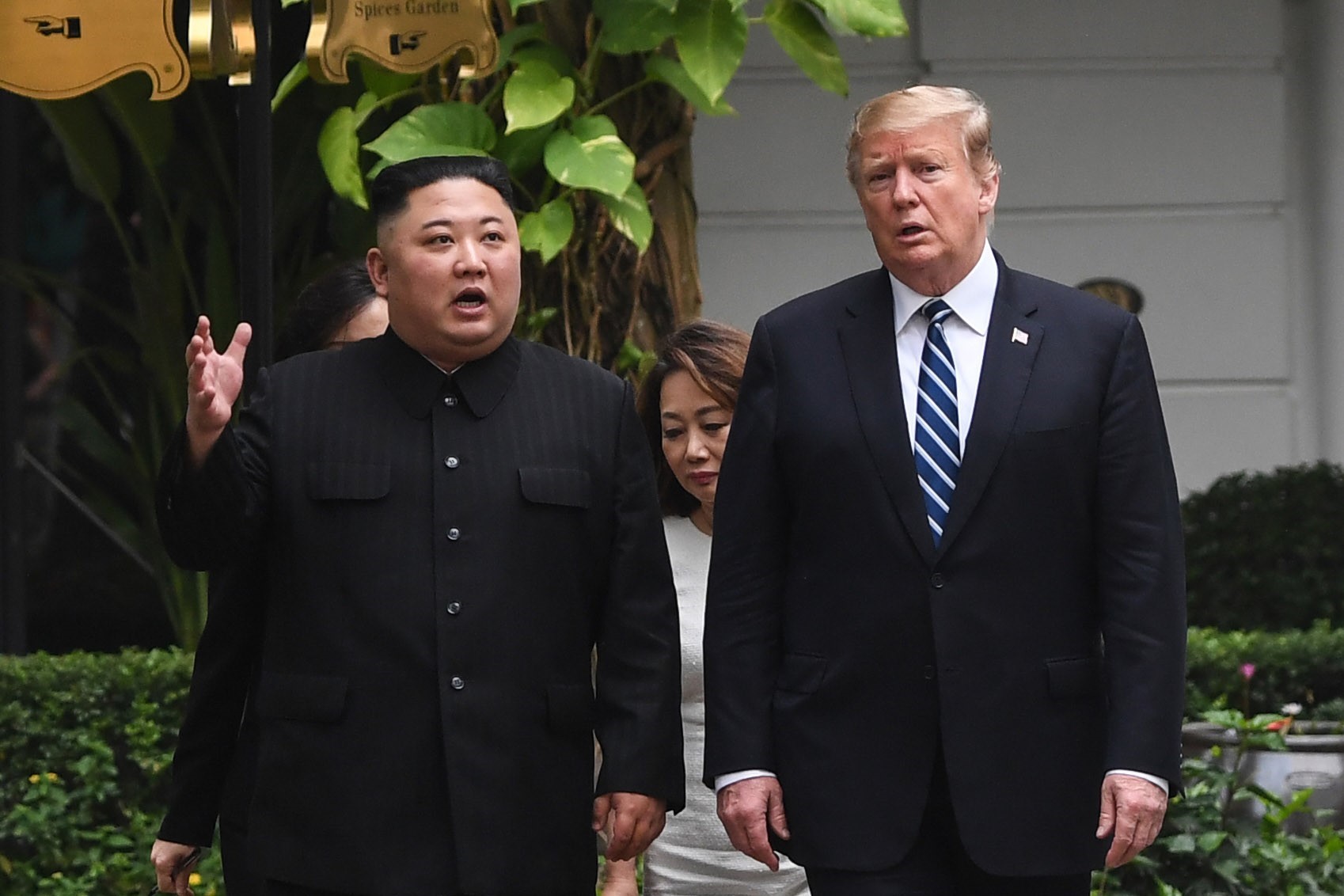 Tổng thống Mỹ Donald Trump (phải) và Chủ tịch Triều Tiên Kim Jong-un trong ngày làm việc thứ hai tại Hội nghị thượng đỉnh Mỹ-Triều ở Hà Nội, ngày 28/2/2019. (Nguồn: AFP/TTXVN)