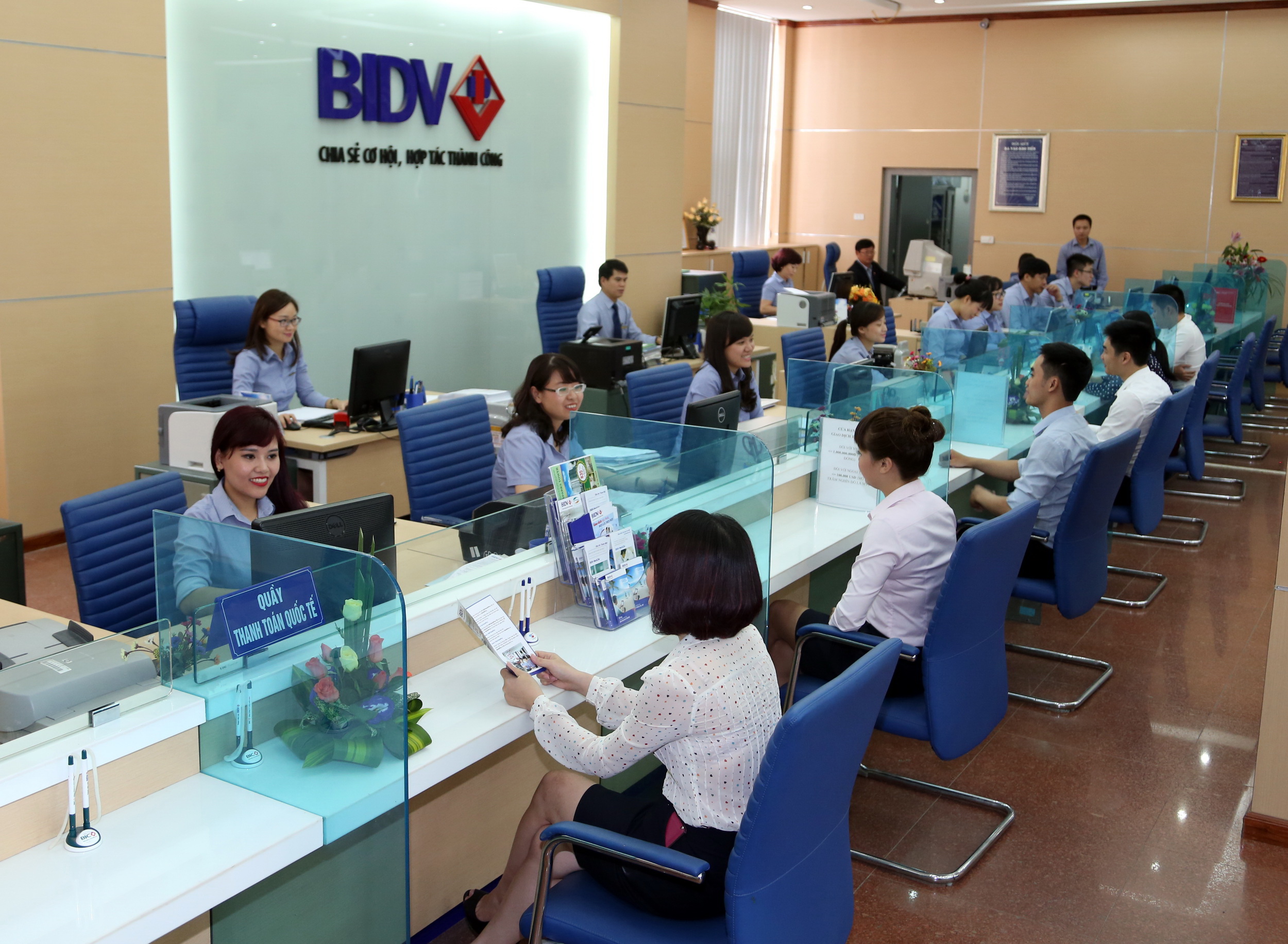Hoạt động giao dịch tại Ngân hàng BIDV.