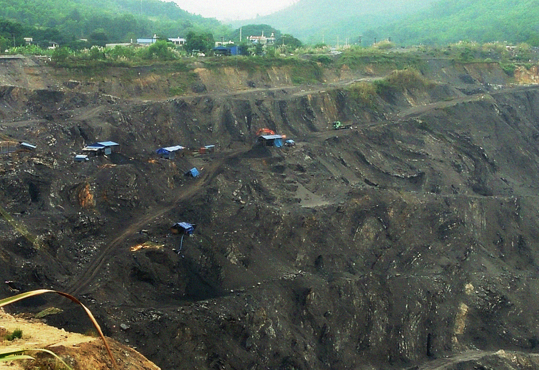 Khu vực khai trường của Mỏ than Phấn Mễ, thành phố Thái Nguyên. (Ảnh: P.V/Vietnam+) 