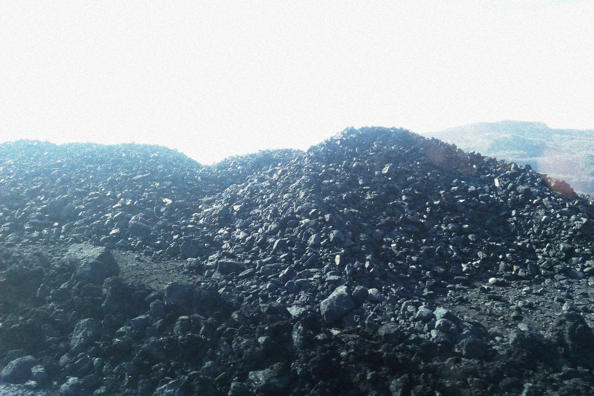 Một đống xít lẫn than ở bên ngoài khu vực Mỏ than Phấn Mễ. (Ảnh: P.V/Vietnam+)