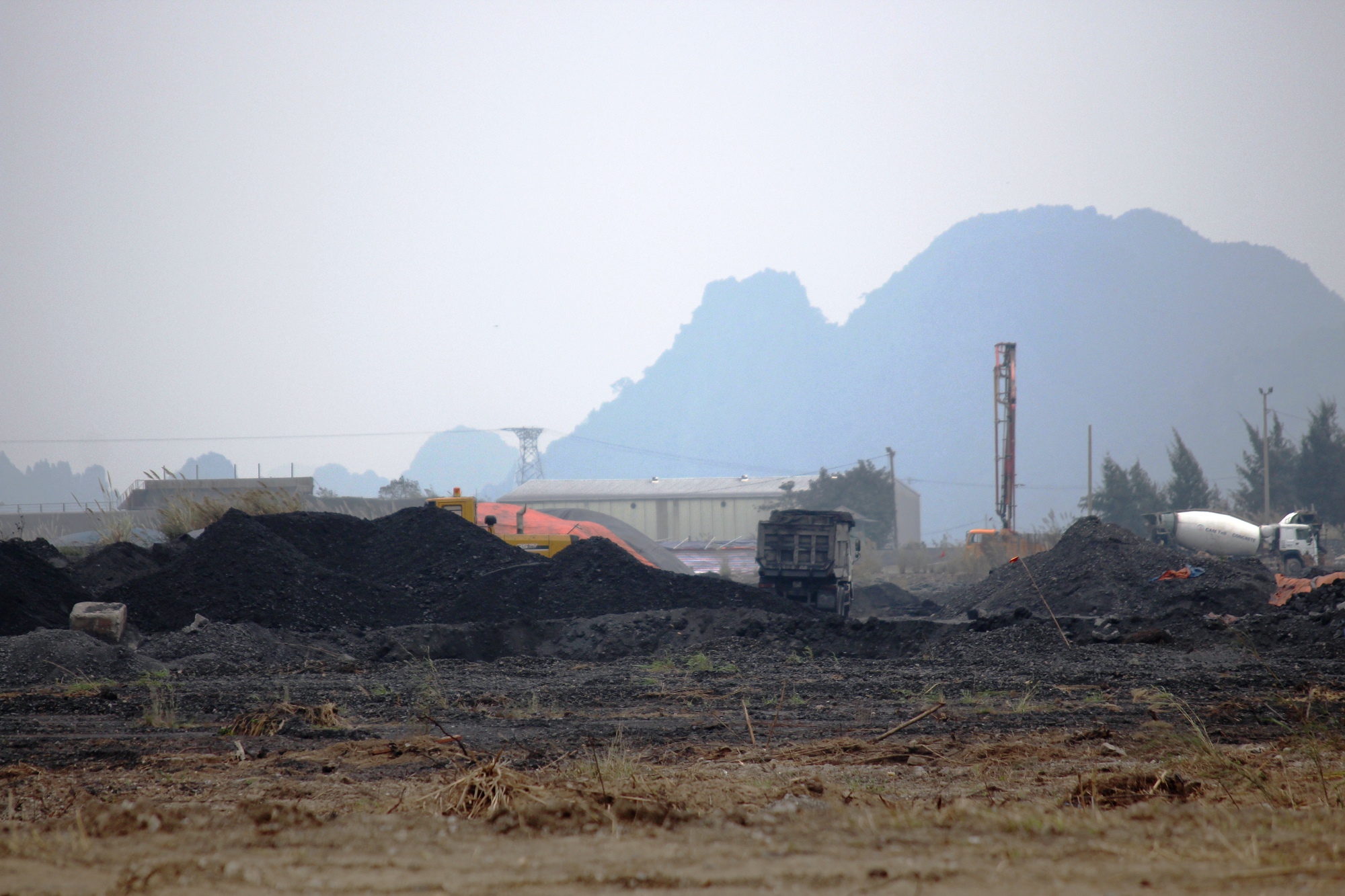 Những đống xít, than ngổn ngang trong khu vực “thiên đường than lậu” ở km6, phường Quang Hanh, thành phố Cẩm Phả. (Ảnh: P.V/Vietnam+)