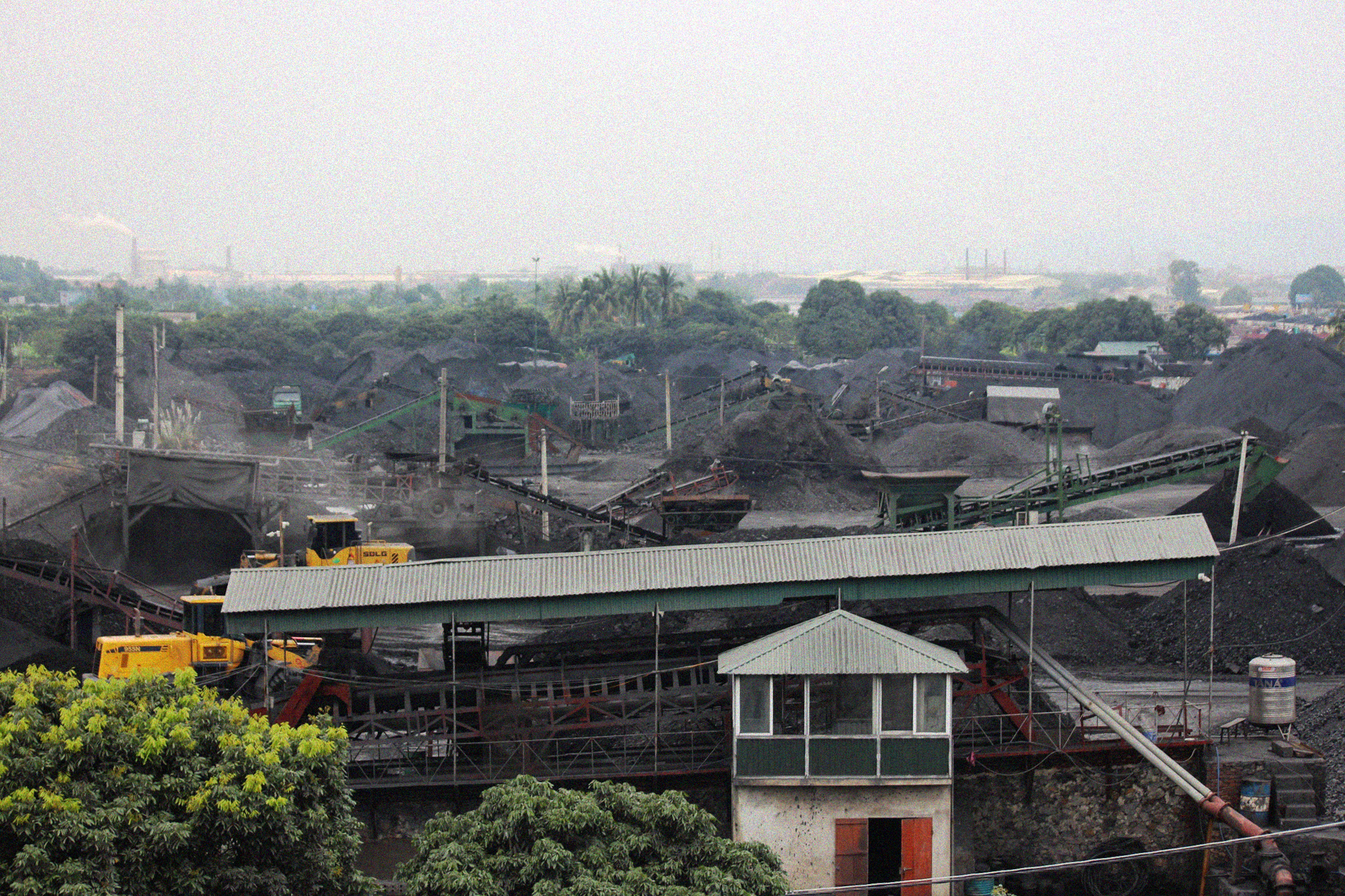 Một bãi tập kết, sàng tuyển xít, than nằm ven sông Kinh Thầy, trên địa bàn huyện Kinh Môn, tỉnh Hải Dương. (Ảnh: P.V/Vietnam+)