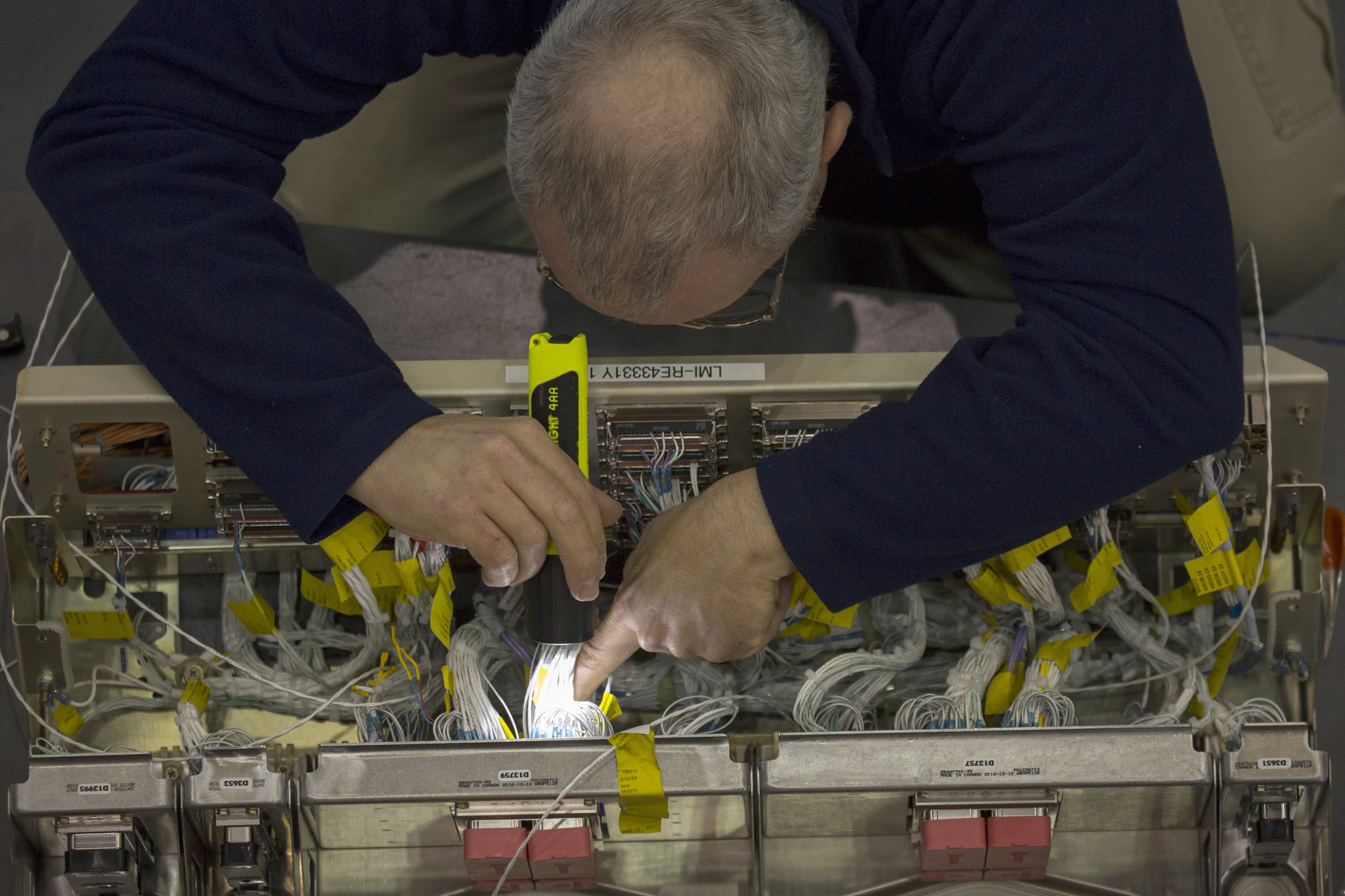 Một nhân viên của Boeing kiểm tra hệ thống dây điện trên chiếc 737 Max tại nhà máy của công ty tại Renton, Wash. Ảnh: CreditDavid Ryder/Bloomberg