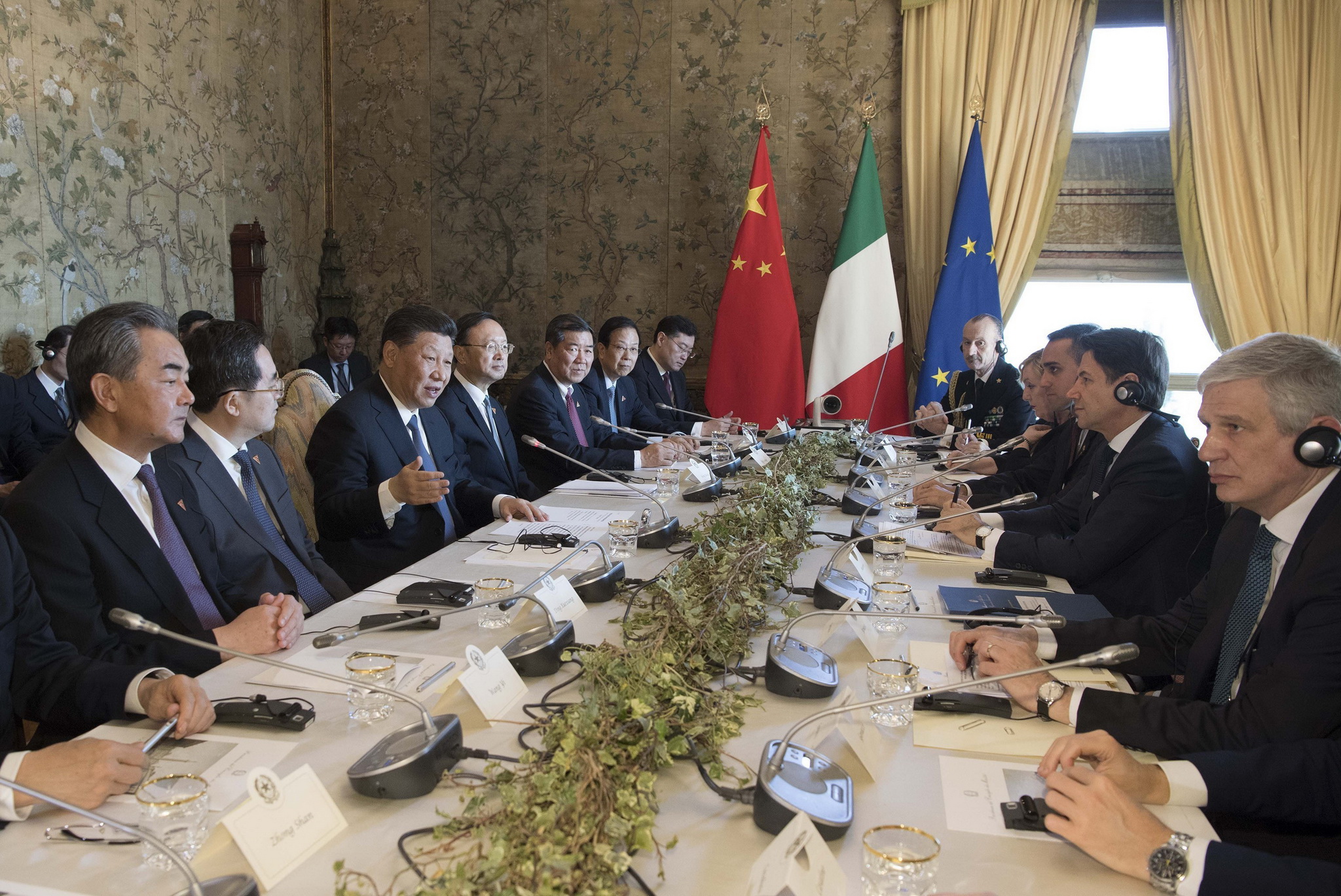 Thủ tướng Italy Giuseppe Conte (thứ 2, phải) và Chủ tịch Trung Quốc Tập Cận Bình (thứ 3, trái) trong cuộc hội đàm tại Rome ngày 23/3/2019. (Ảnh: THX/TTXVN)