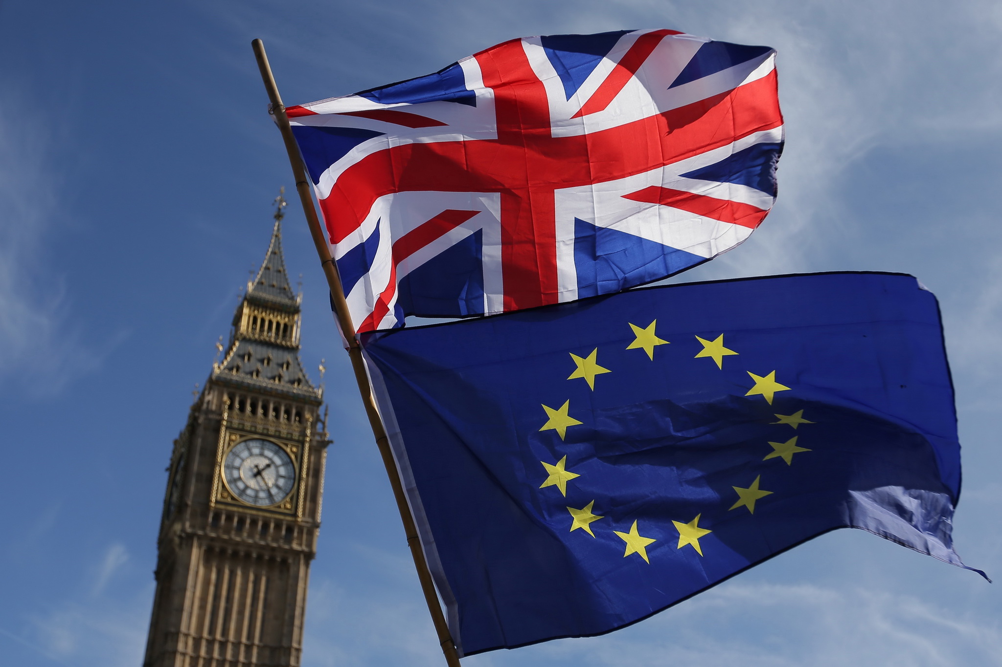 Cờ Anh (phía trên) và cờ EU (phía dưới) tại thủ đô London. (Ảnh: AFP/TTXVN)