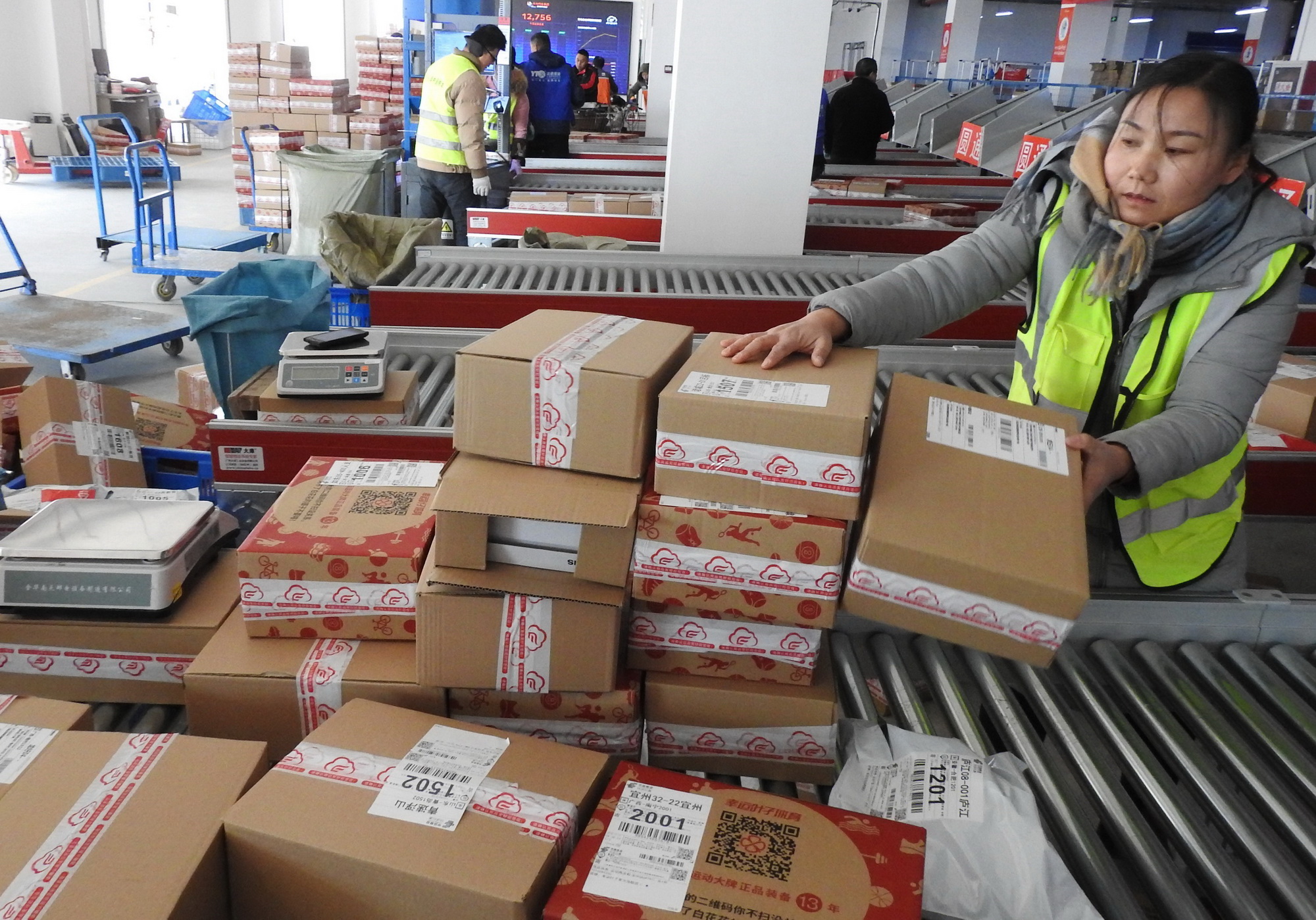 Công nhân đóng gói hàng hóa tại một công ty chuyển phát ở tỉnh Giang Tô, miền đông Trung Quốc. (Ảnh: THX/TTXVN)