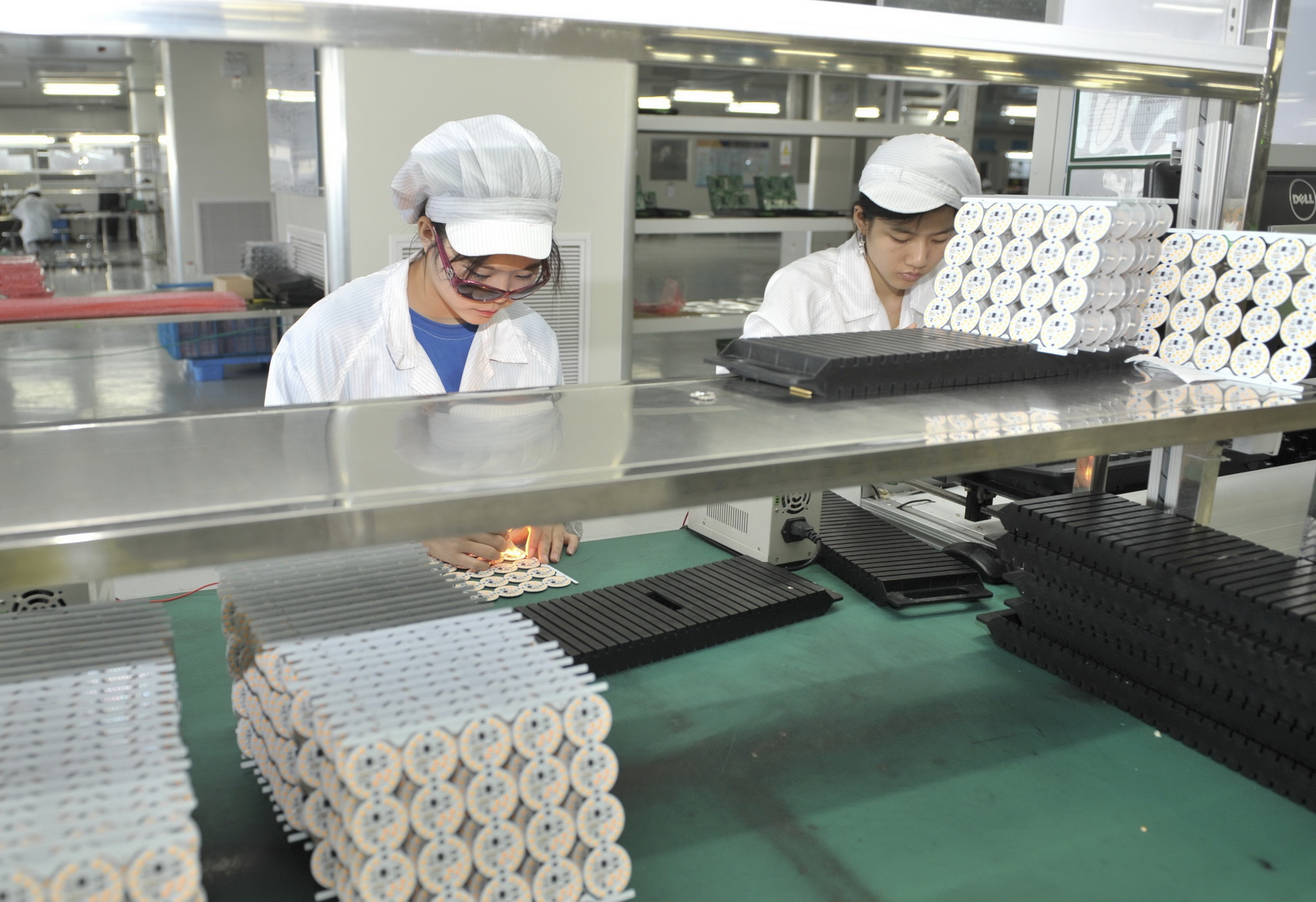 Công nhân làm việc trong một nhà máy ở Chiết Giang, Trung Quốc. (Ảnh: THX/TTXVN)