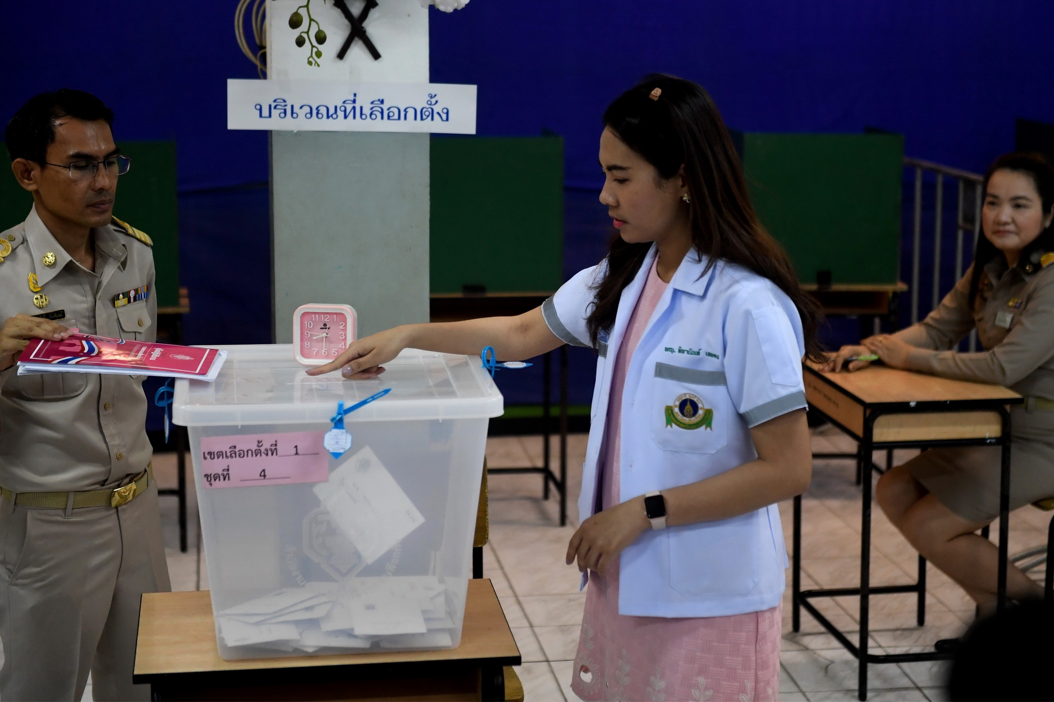 Cử tri bỏ phiếu sớm tại một địa điểm bầu cử ở Bangkok, Thái Lan, ngày 17/3. (Ảnh: AFP/TTXVN)