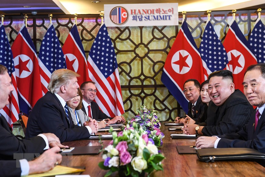 Tổng thống Mỹ Donald Trump và Chủ tịch Triều Tiên Kim Jong-un tại cuộc họp mở rộng với các quan chức hai nước trong ngày thứ hai của Hội nghị thượng đỉnh Mỹ-Triều lần hai ở Hà Nội, ngày 28/2/2019. (Ảnh: AFP/TTXVN)