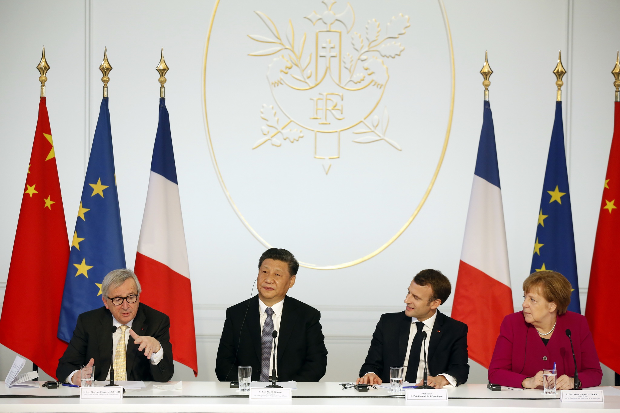 Chủ tịch Ủy ban châu Âu (EC) Jean-Claude Juncker (phải), Chủ tịch Trung Quốc Tập Cận Bình (trái), Tổng thống Pháp Emmanuel Macron (thứ 2, phải) và Thủ tướng Đức Angela Merkel (thứ 2, trái) trong cuộc hội đàm ở Paris, Pháp, ngày 26/3/2019. (Ảnh: AFP/TTXVN)