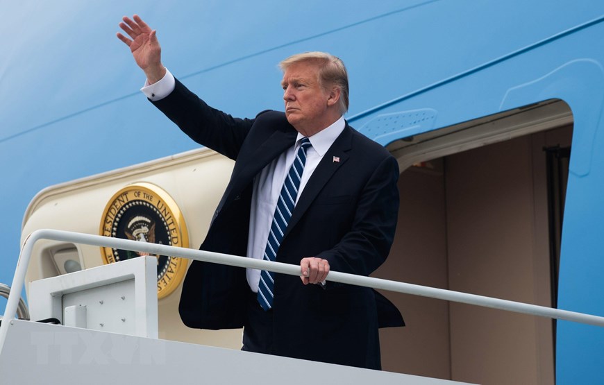 Tổng thống Mỹ Donald Trump vẫy tay tạm biệt khi rời Hà Nội về nước sau khi kết thúc Hội nghị thượng đỉnh Mỹ-Triều lần thứ hai sớm hơn kế hoạch ban đầu, ngày 28/2/2019. (Ảnh: AFP/TTXVN)