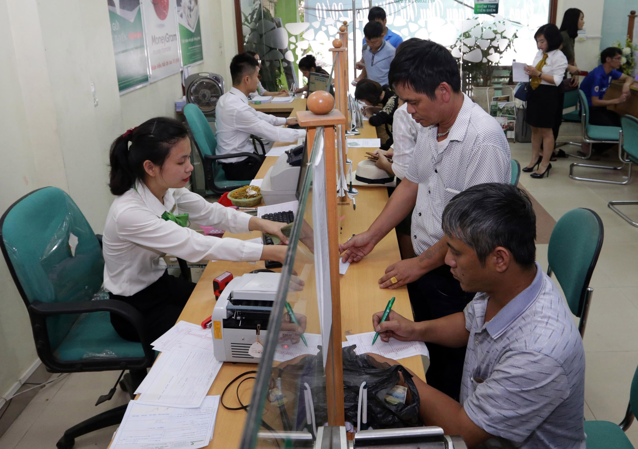 Ngân hàng TMCP Ngoại thương Việt Nam tham gia hệ thống nộp thuế điện tử và thông quan 24/7. Ảnh: Trần Việt - TTXVN