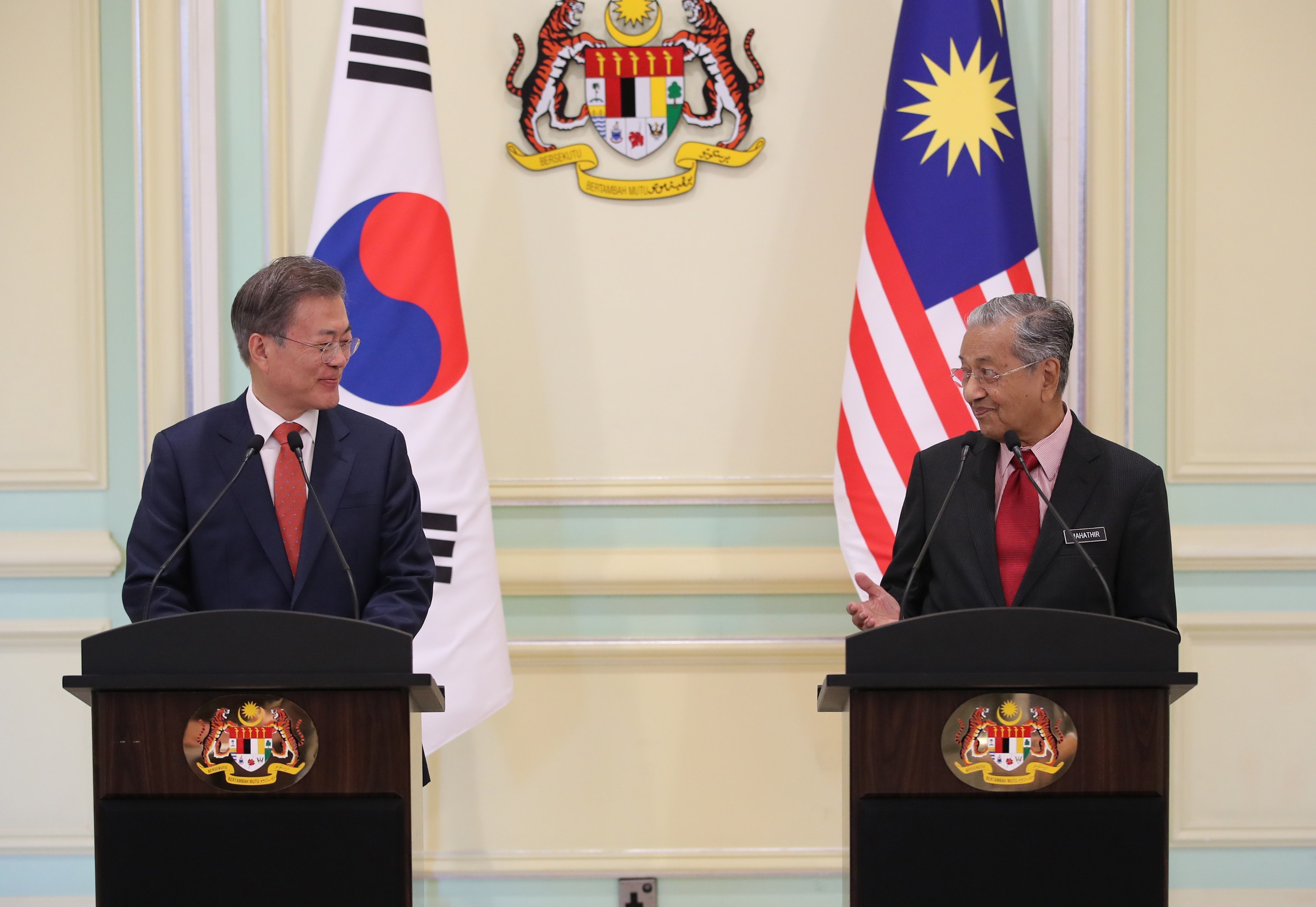 Thủ tướng Malaysia Mahathir Mohamad (phải) và Tổng thống Hàn Quốc Moon Jae-in trong cuộc họp báo sau hội đàm tại Kuala Lumpur, Malaysia, ngày 13/3/2019. (Nguồn: Yonhap/TTXVN)