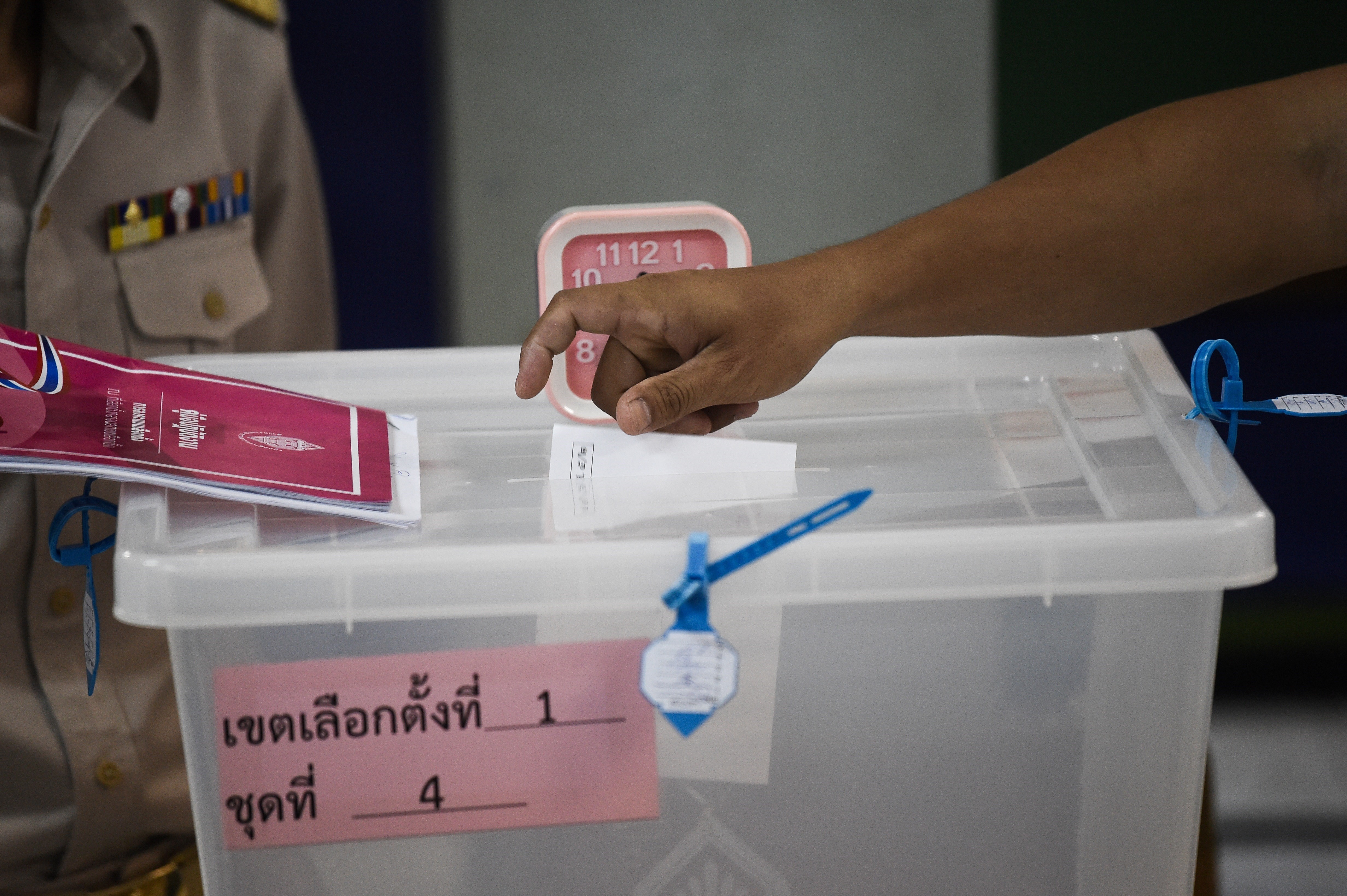 Cử tri bỏ phiếu sớm tại một địa điểm bầu cử ở Bangkok, Thái Lan, ngày 17/3. (Nguồn: AFP/TTXVN).