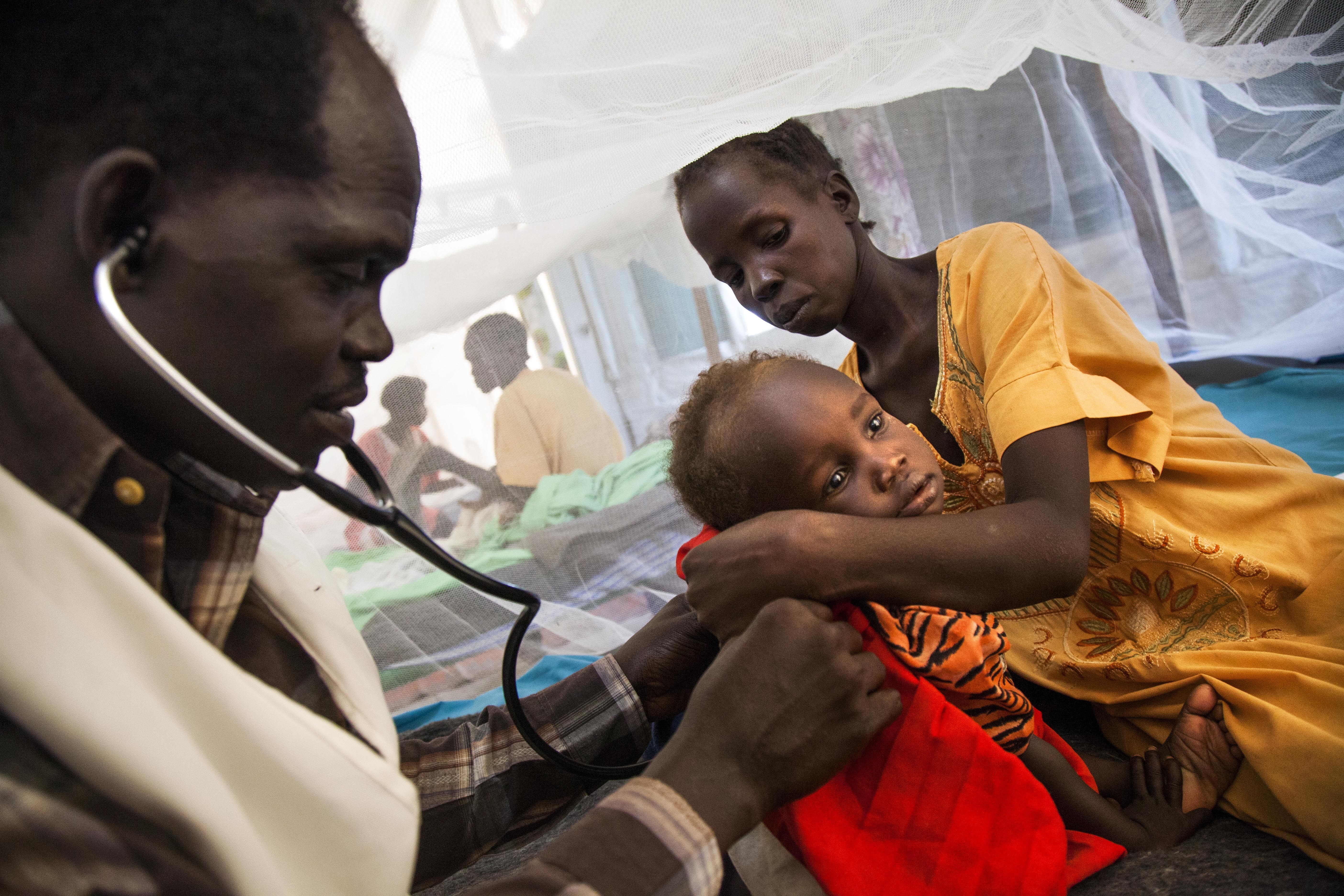 Bác sỹ khám và điều trị cho bệnh nhân lao tại Malakal, Nam Sudan. (Nguồn: AFP/TTXVN)