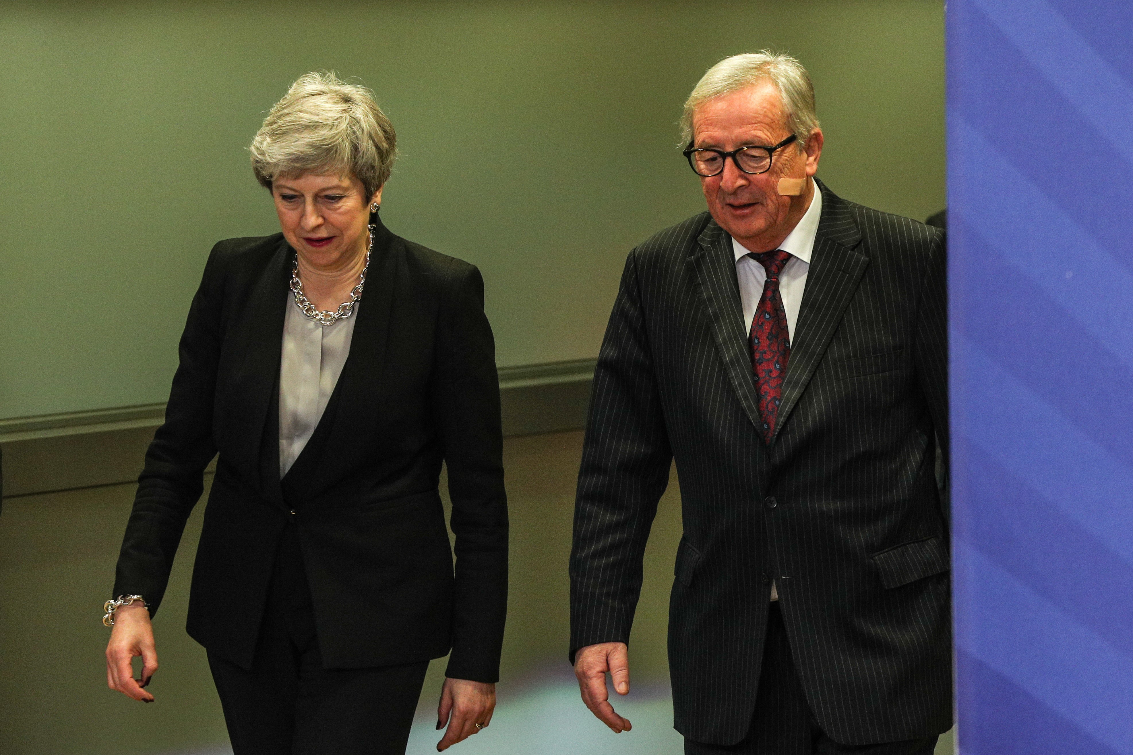 Thủ tướng Anh Theresa May (trái) trong cuộc gặp Chủ tịch Ủy ban châu Âu Jean-Claude Juncker tại Brussels, Bỉ ngày 20/2/2019. (Nguồn: THX/TTXVN)