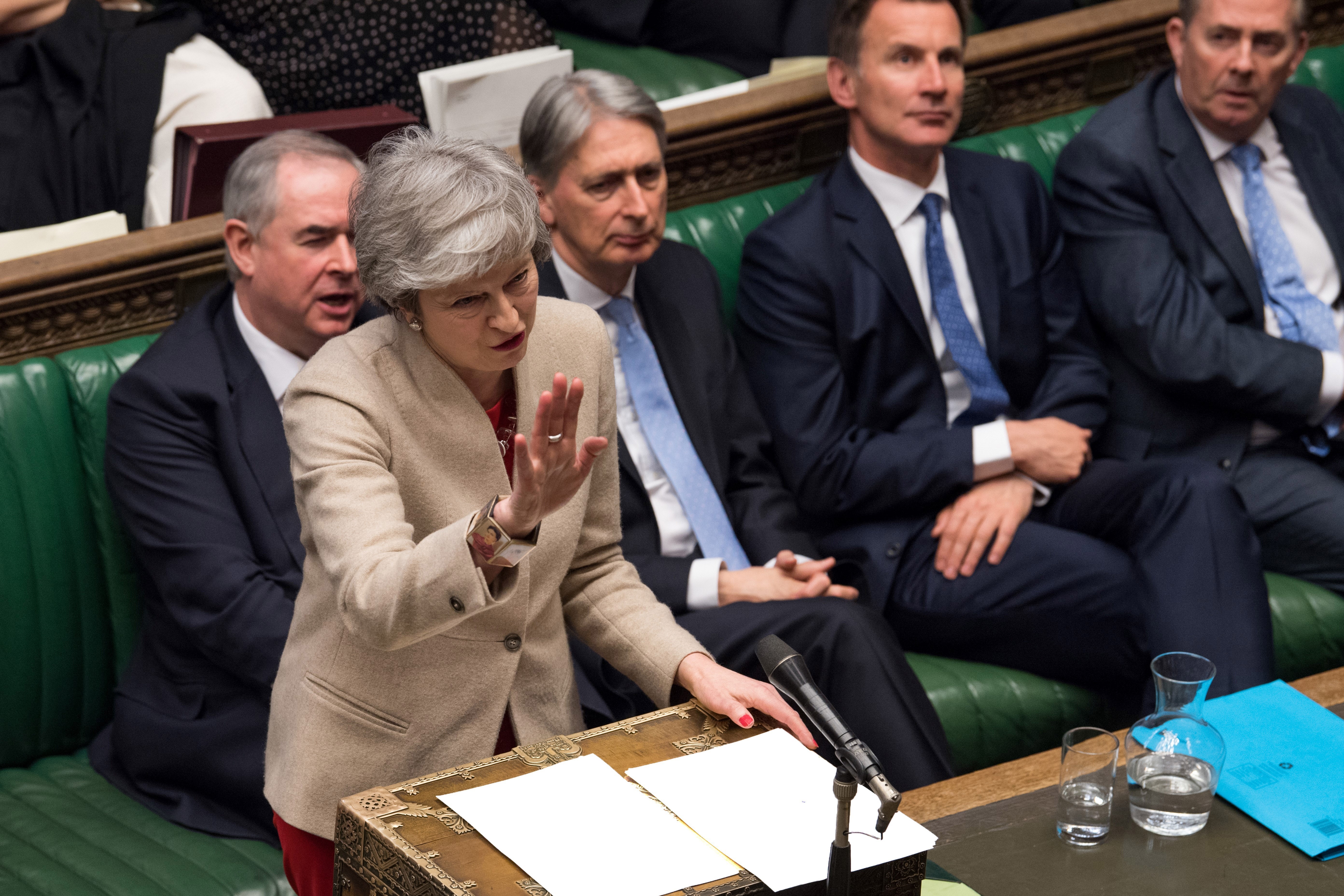 Thủ tướng Anh Theresa May (trái, phía trước) phát biểu tại phiên họp của Hạ viện về thỏa thuận Brexit tại London, ngày 29/3/2019. (Nguồn: AFP/TTXVN)