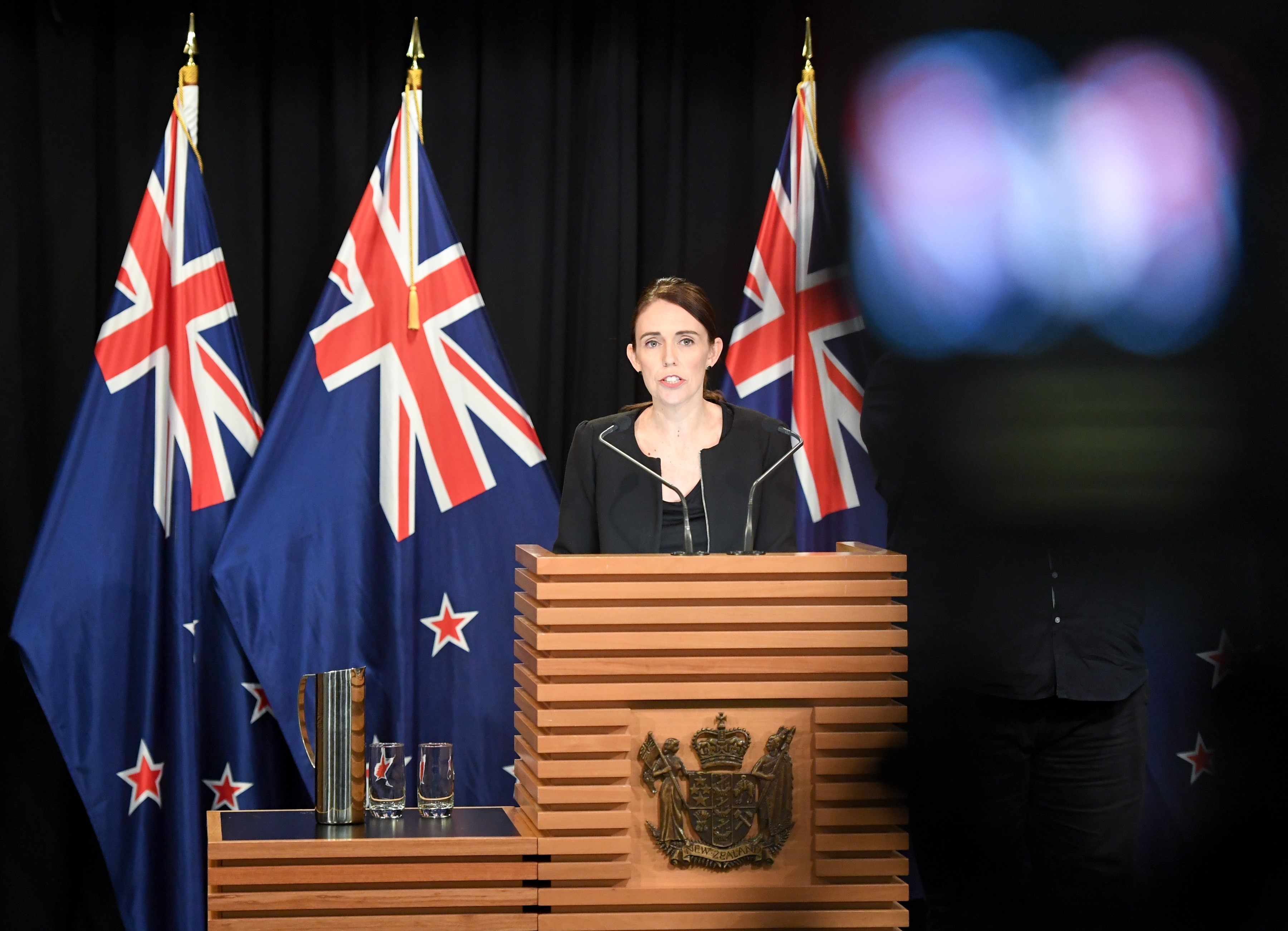 Thủ tướng New Zealand Jacinda Ardern tại cuộc họp báo ở Wellington. (Nguồn: THX/TTXVN)